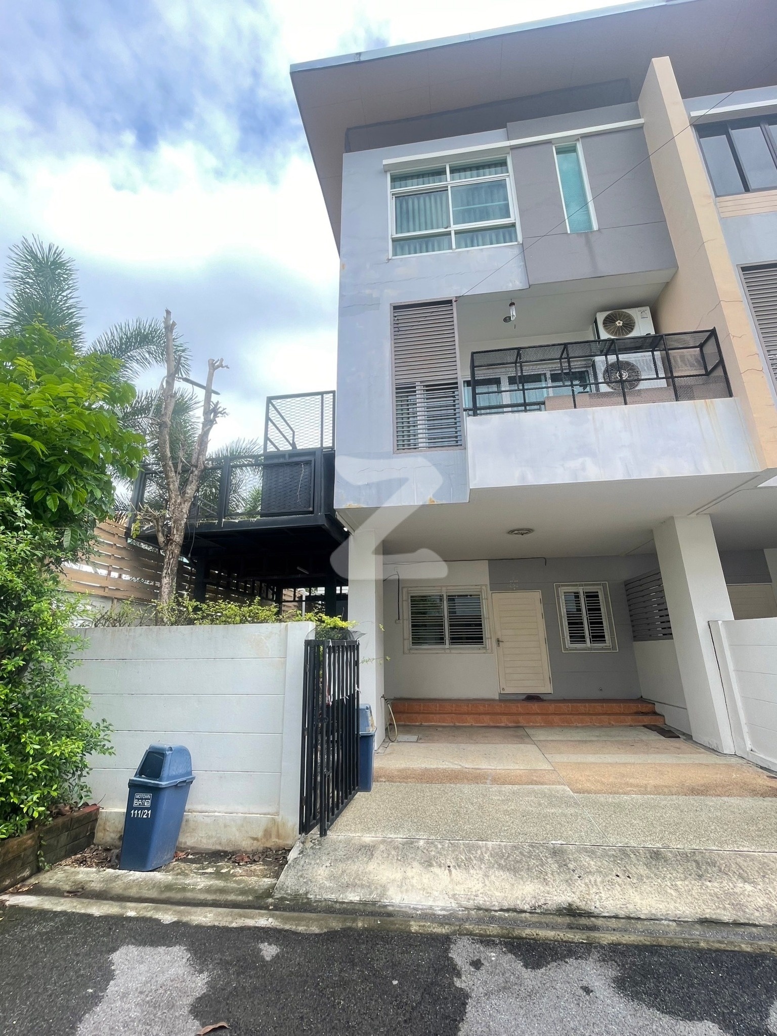 ขายด่วน>>ทาวน์โฮม มบ.โมทาวน์ บริโอ้ 3 ชั้น หลังริม ถนนเลียบคลองประปา เมืองทองธานี ระหว่างแจ้งวัฒนะ - ดอนเมือง จำนวน 44 หลังคาเรือน : เจ้าของขายเอง (งดรับนายหน้า)