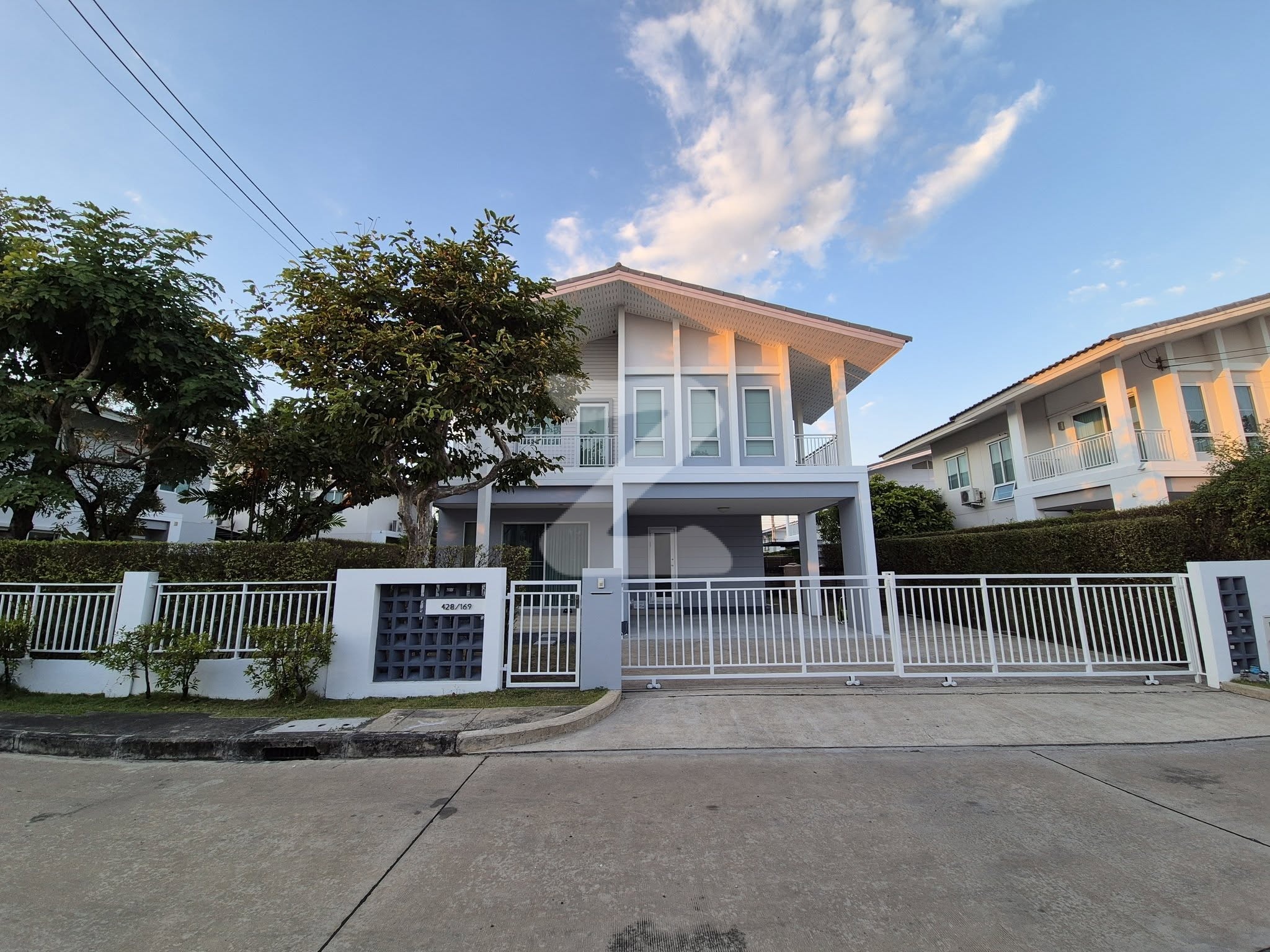 ขายบ้านหมู่บ้าน Habitia Motif ปัญญาอินทรา ที่ดิน 102.5 ตรว พื้นที่ใช้สอย 208 ตรม บ้านแนวสวยคลาสสิกสไตล์ยุค 70  : เจ้าของขายเอง (งดรับนายหน้า)