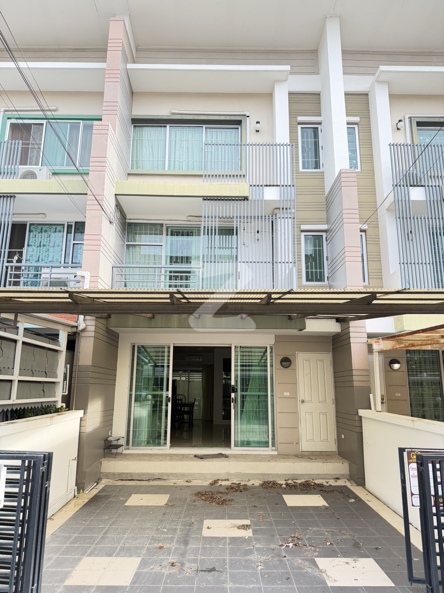 โครงการ : ทาวน์อเวนิว พุทธบูชา ซอย 9 (Town Avenue) ของแสนสิริ น้ำไม่เคยท่วม รถไม่ติด ออกถนนพระราม 2 สะดวกมาก ตลาดถนนมีร้านค้า ร้านอาหารหลายร้าน : เจ้าของขายเอง (งดรับนายหน้า)