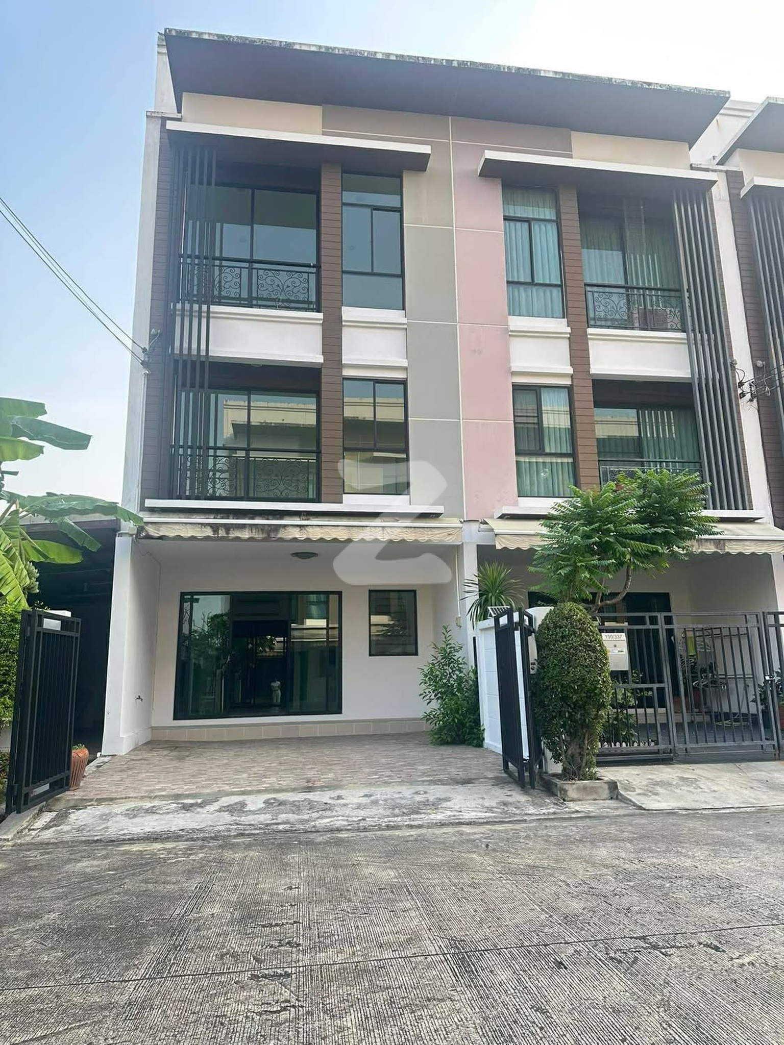 ขายทาวน์โฮม3ชั้นบ้านกลางเมืองนวมินทร์42 บ้านหลังมุม ทำเลดีพร้อมอยู่ ราคาขาย : 4,900,000บาท : เจ้าของขายเอง (งดรับนายหน้า)