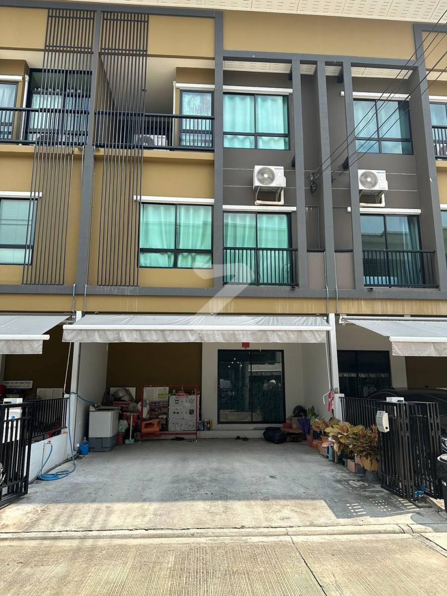 หมู่บ้านสัมมากร อเวนิว (ชัยพฤกษ์-วงแหวน) ทาวน์โฮม 3 ชั้น พื้นที่ 18.5 ตรว.  เจ้าของขายเอง คะ : เจ้าของขายเอง (งดรับนายหน้า)