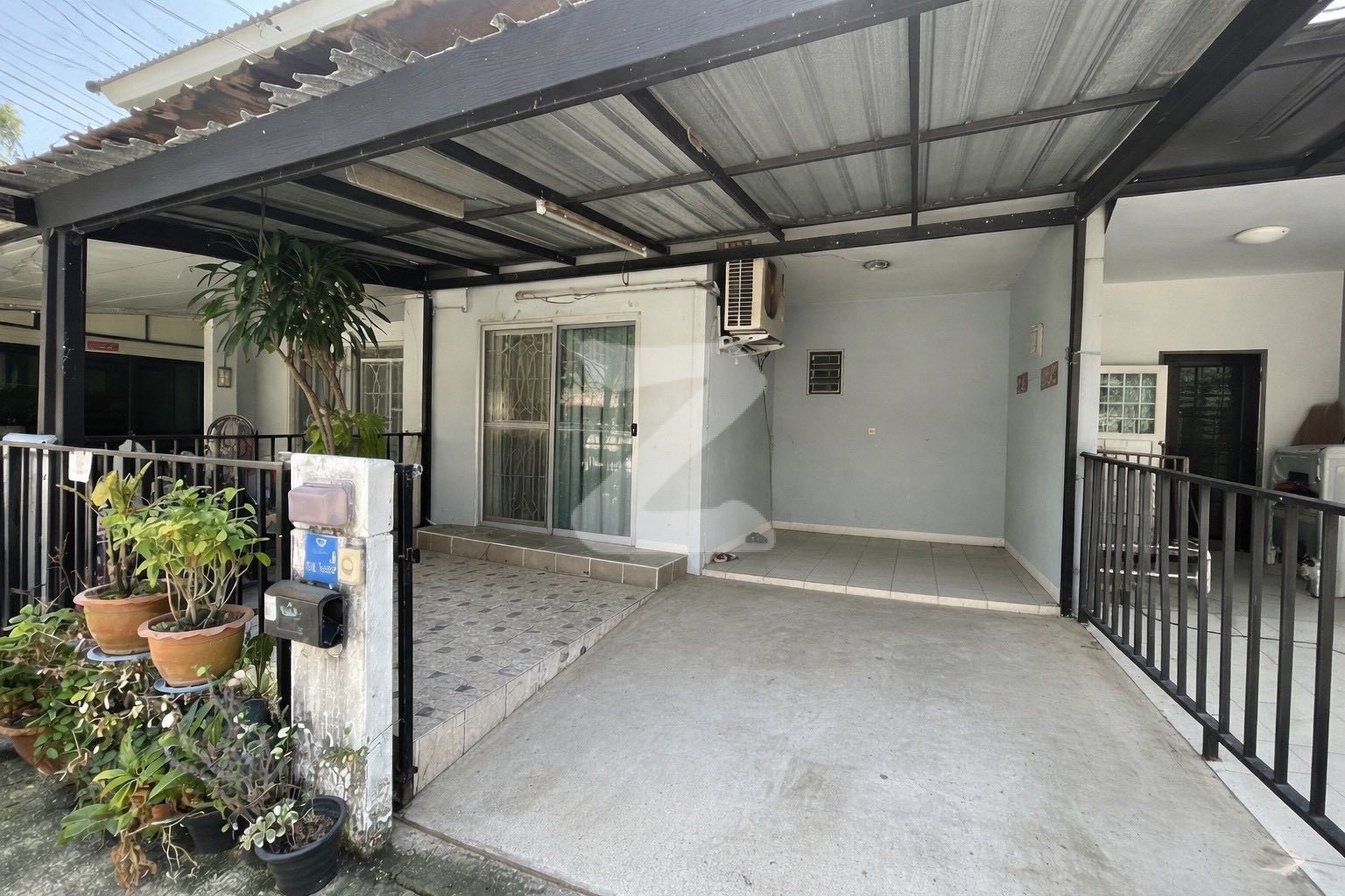 หมู่บ้านพฤกษา 86  ลาดกระบัง - สุวรรณภูมิ ซอย ลาดกระบัง 54 ปากซอยขยายถนนเป็น 4 เลนแล้วรถไม่ติด : เจ้าของขายเอง (งดรับนายหน้า)