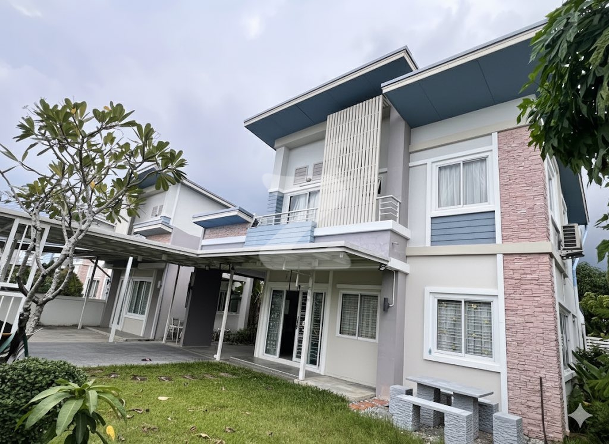 🏡 ใครกำลังมองหาบ้านอบอุ่นสำหรับครอบครัว? บ้านเดี่ยว 63 ตร.วา พื้นที่ใช้สอย 110 ตร.ม. ออกแบบโปร่งโล่ง อากาศถ่ายเทดี : เจ้าของขายเอง (งดรับนายหน้า)