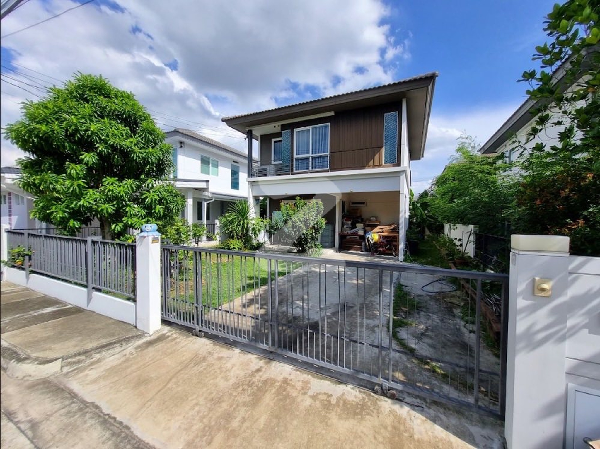 ขายบ้าน ราคานี้ แถวนี้ ติดถนนเมน หมู่บ้านใหญ่ หาไม่ได้แล้ว 🏡 ด่วนขายบ้านเดี่ยว 2 ชั้น ราคา 4.5 ล้านบาท ✨ เจ้าของขายเอง โครงการพฤกษ์ลดา 3 ธัญญะ–ลำลูกก : เจ้าของขายเอง (งดรับนายหน้า)