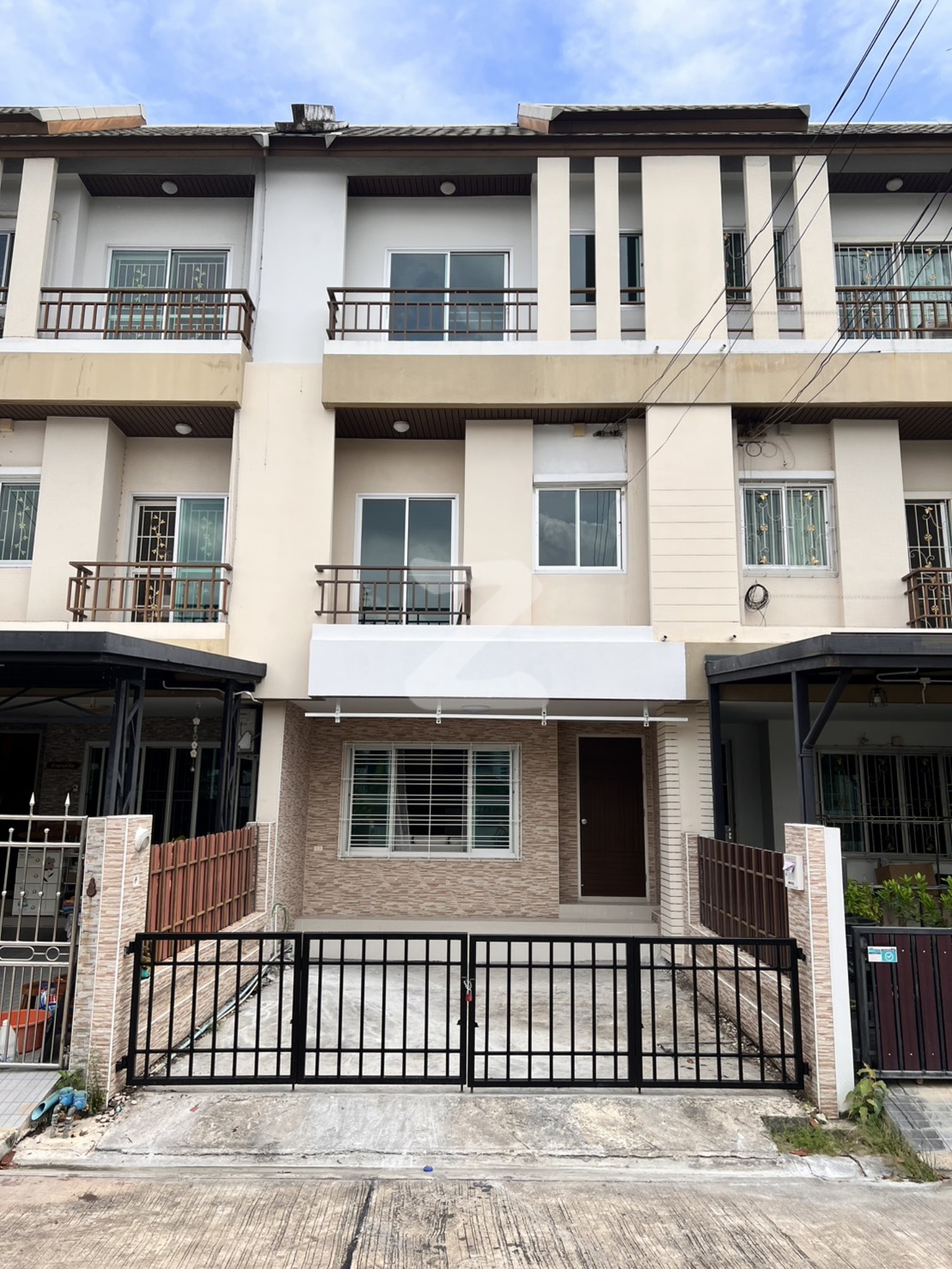 🎉 ขายทาวน์โฮม 3 ชั้น 20.5 ตรว 🌟 โครงการเออเบิร์นธารา สุขสวัสดิ์ 70 - ประชาอุทิศ 🌟 รีโนเวทใหม่ 🎉 พื้นที่เยอะ 170 ตรม 😍 ราคา 3.05 ล้าน : เจ้าของขายเอง