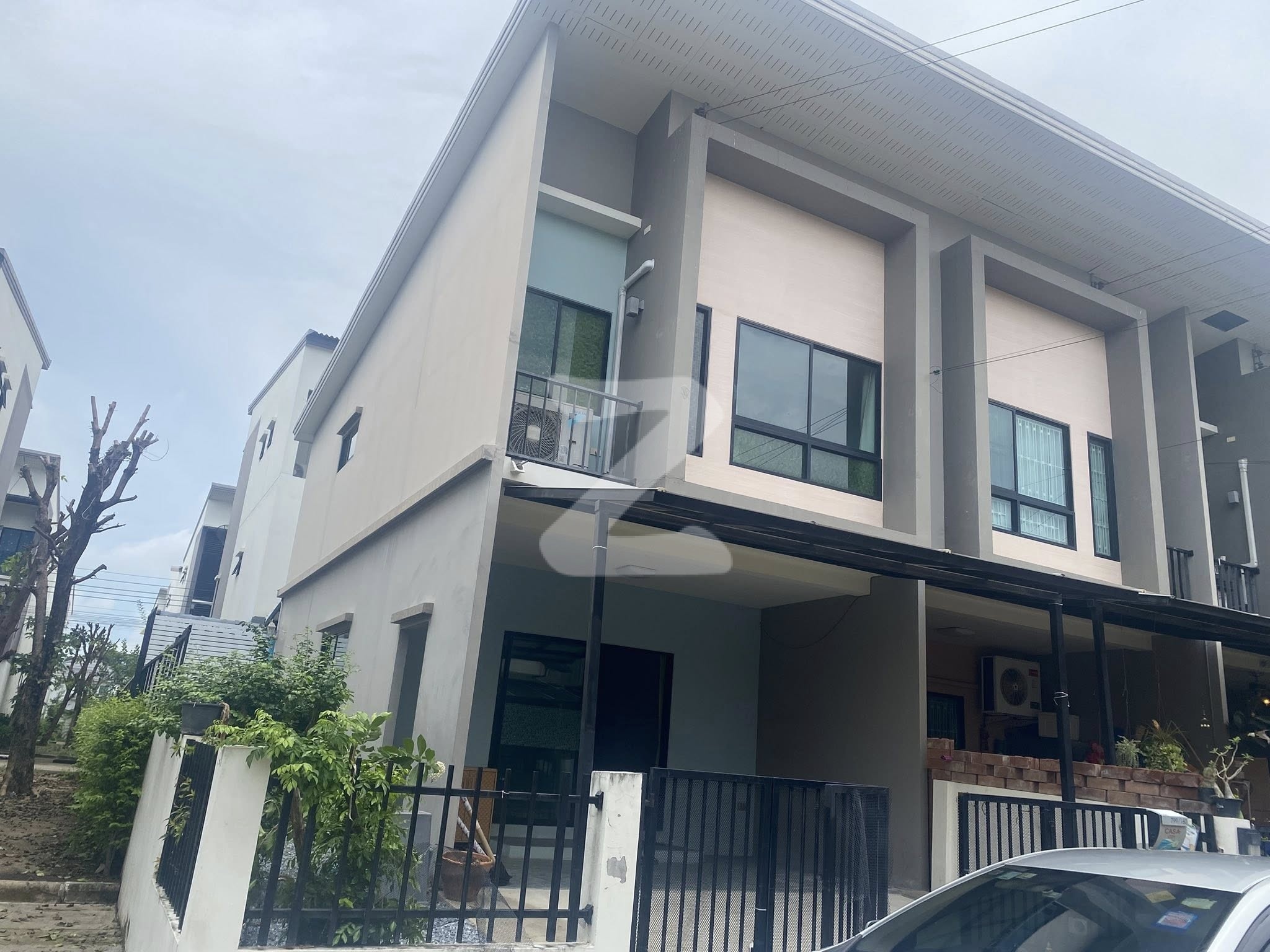 🏡ให้เช่าบ้านทาวน์โฮม 2 ชั้น  หลังมุม ติดจุดกลับรถและมีพื้นที่สวนข้างบ้าน พร้อมอยู่ รีโนเวทใหม่ ไม่เคยปล่อยเช่า พร้อมเข้าอยู่  : เจ้าของให้เช่าเอง (งดรับนายหน้า)