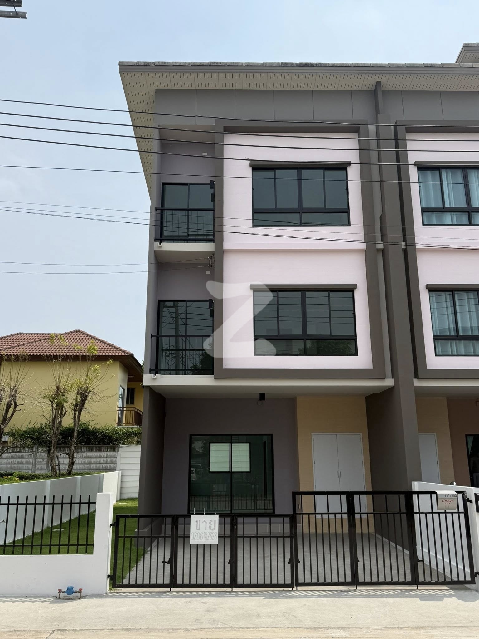 ขายทาวน์โฮม 3 ชั้น แปลงหัวมุม ตรงข้ามพื้นที่ส่วนกลาง หมู่บ้านคาซ่าซิตตี้ สุขุมวิท - สมุทรปราการ : เจ้าของขายเอง (งดรับนายหน้า)