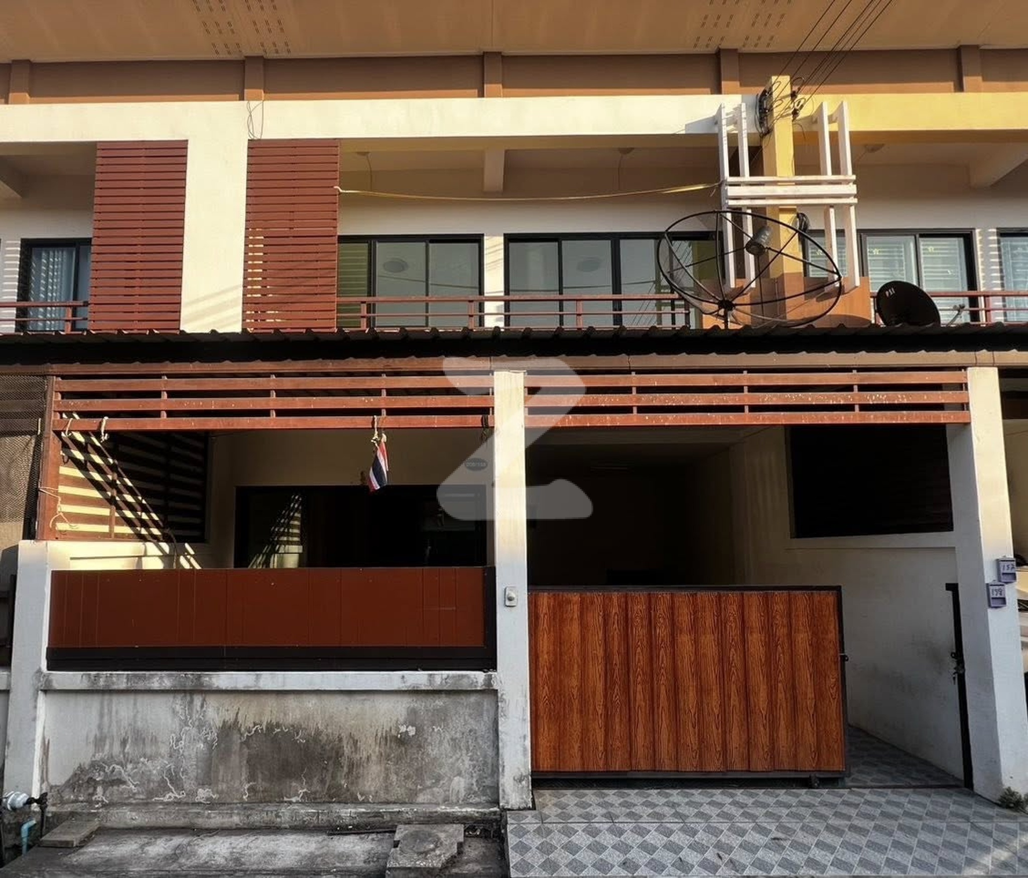 Vายทาวน์โฮม 3 ห้องนอน 2 ห้องน้ำ Phan Thong, Chon Buri 20160 : เจ้าของขายเอง (งดรับนายหน้า)