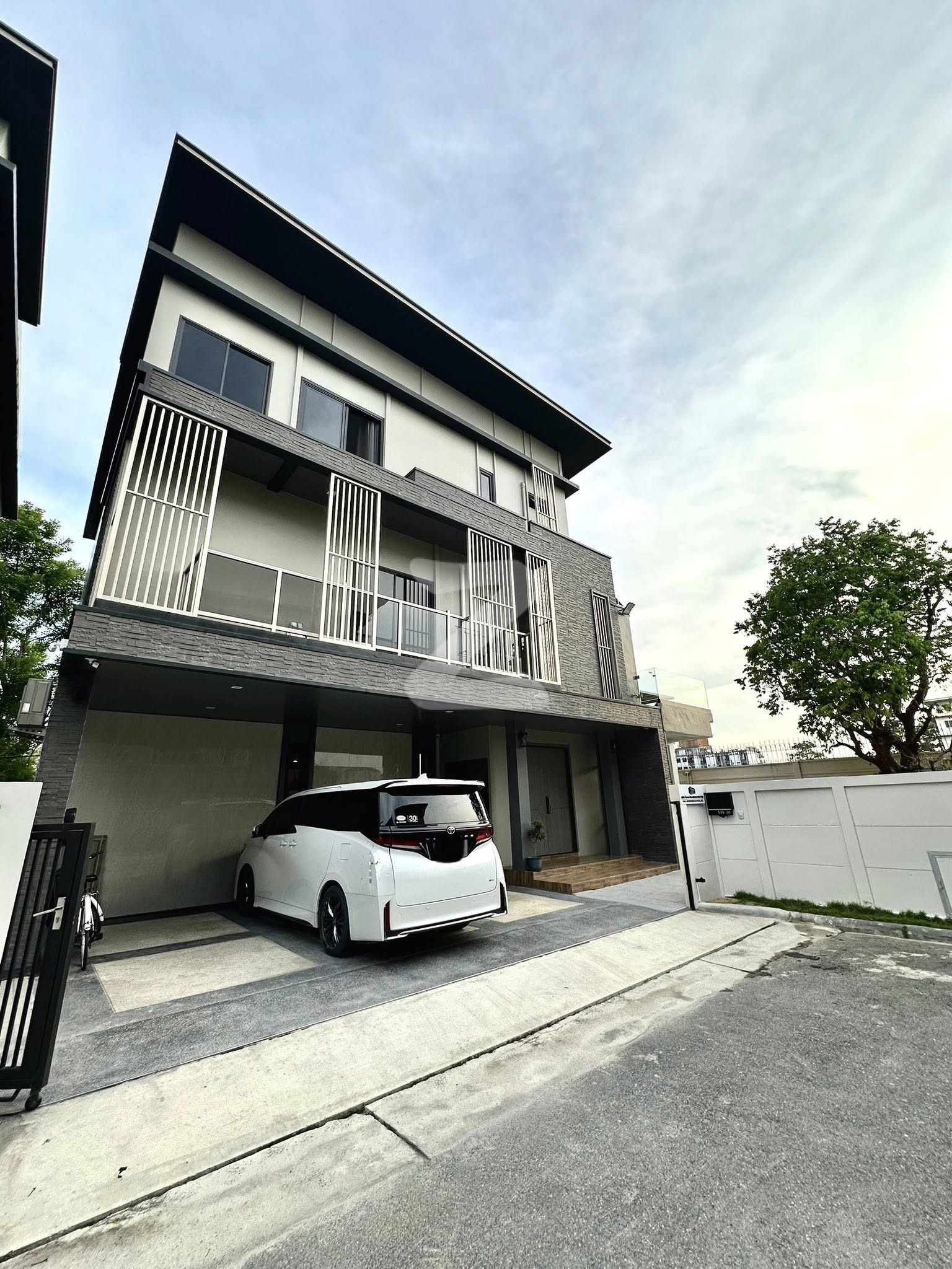 🏡 ขายบ้านเดี่ยว 3 ชั้น พร้อมลิฟต์   พานารา เทพารักษ์ ✨ 🤝 รับนายหน้า | ทำเลดี ติดถนนใหญ่ เทพารักษ์ : เจ้าของขายเอง (งดรับนายหน้า)