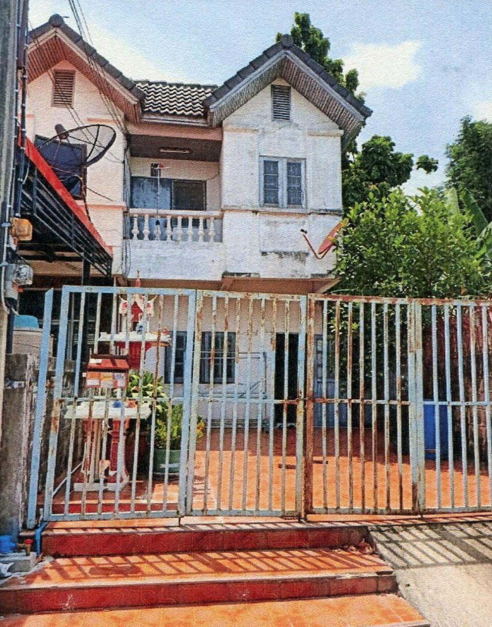 ทรัพย์สถาบันโดย อาคารสงเคราะห์ ทาวน์เฮาส์ เกศริน.