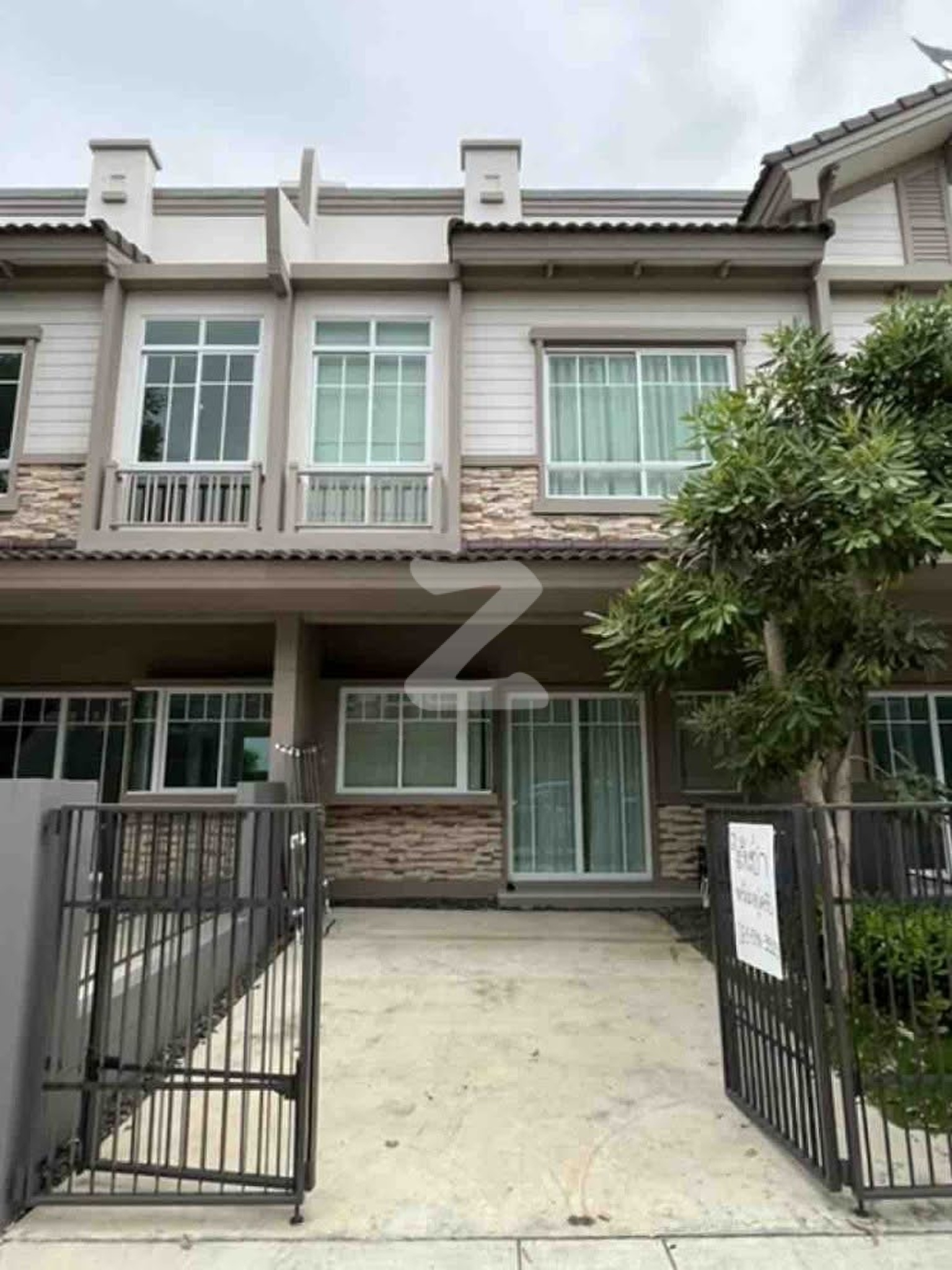 **เจ้าของขายเอง รับเอเจ้นครับ** 🏡🏡 ขายทาวน์โฮมสวย 2 ชั้น พร้อมผู้เช่า บางนา-บางบ่อ   🏡🏡 หมู่บ้านสไตล์ยุโรปกลางหุบเขาพร้อมทะเลสาบขนาดใหญ่   : เจ้าของให้เช่าเอง (งดรับนายหน้า)