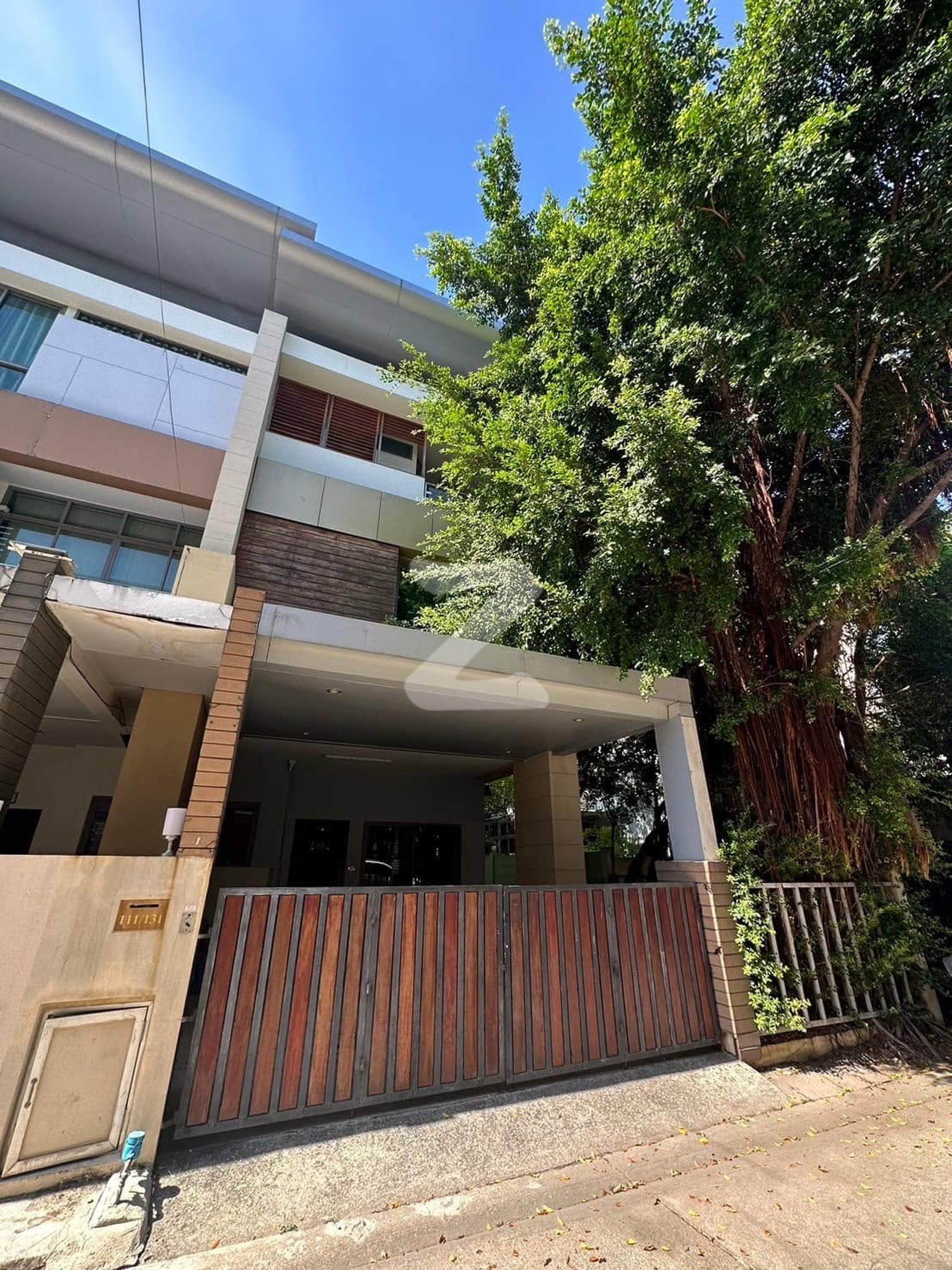 มบ.ภัทรโมทาวน์ (แจ้งวัฒนะ) บ้านหลังมุม ทำสวนข้างบ้าน ออกแบบตกแต่งภายในอย่างดี  วัสดุเลือกใช้พรีเมียมทุกอย่าง ให้อารมณ์บ้านเดี่ยวในเมือง : เจ้าของขายเอง (งดรับนายหน้า)
