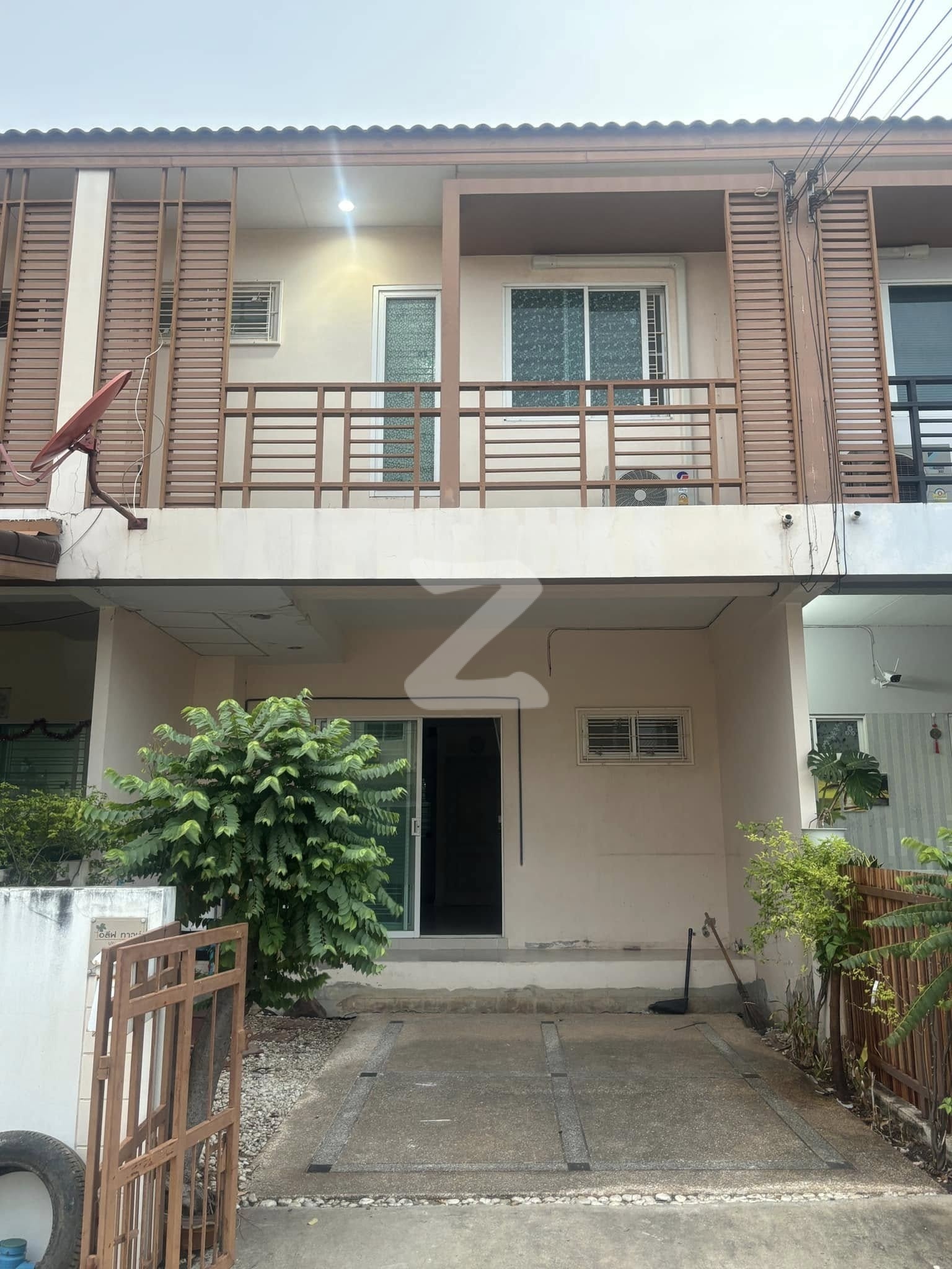 ขายทาวเฮาว์ 2 ชั้น หมู่บ้าน ไอลีฟทาวน์ ประชาอุทิศ 90    4 ห้องนอน 2 ห้องน้ำ  พื้นที่ห้องครัว พื้นที่ห้องรับแขก เนื้อที่26 ตารางวา : เจ้าของขายเอง (งดรับนายหน้า)