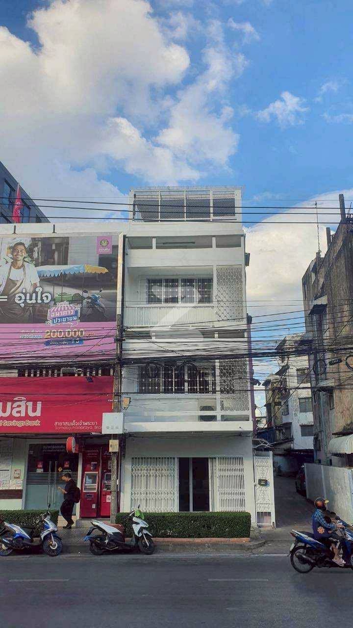 ตึกแถว รีโนเวทใหม่ทำเลทอง ท่าดินแดง ติดธนาคารออมสิน ใกล้ 7-11 รายล้อมด้วยคอนโดใหญ่ เดินถึงตลาด เหมาะทำการค้า หน้าร้าน ลูกค้าแน่นทั้งวัน : เจ้าของขายเอง (งดรับนายหน้า)