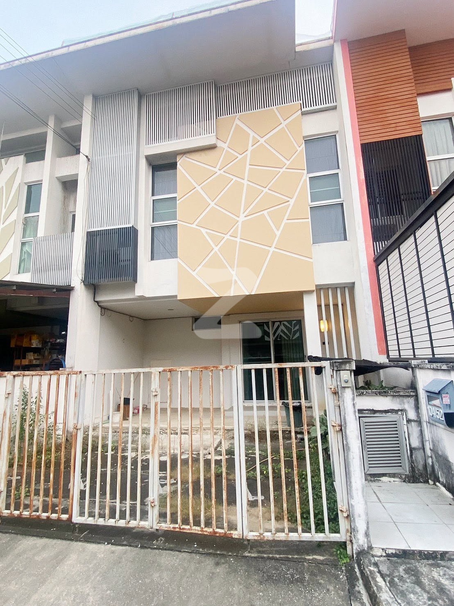 📍ให้เช่า/ขาย ทาวน์โฮม 2 ชั้น 🏡สไตล์โมเดิร์น เนื้อที่ 21.0  ตร.ว. ** เจ้าของบ้านปล่อยเช่าขายเอง **￼ 🌟 หมู่บ้าน ไอดีไซน์ วงแหวน-รามอินทรา กทม.        : เจ้าของให้เช่าเอง (งดรับนายหน้า)