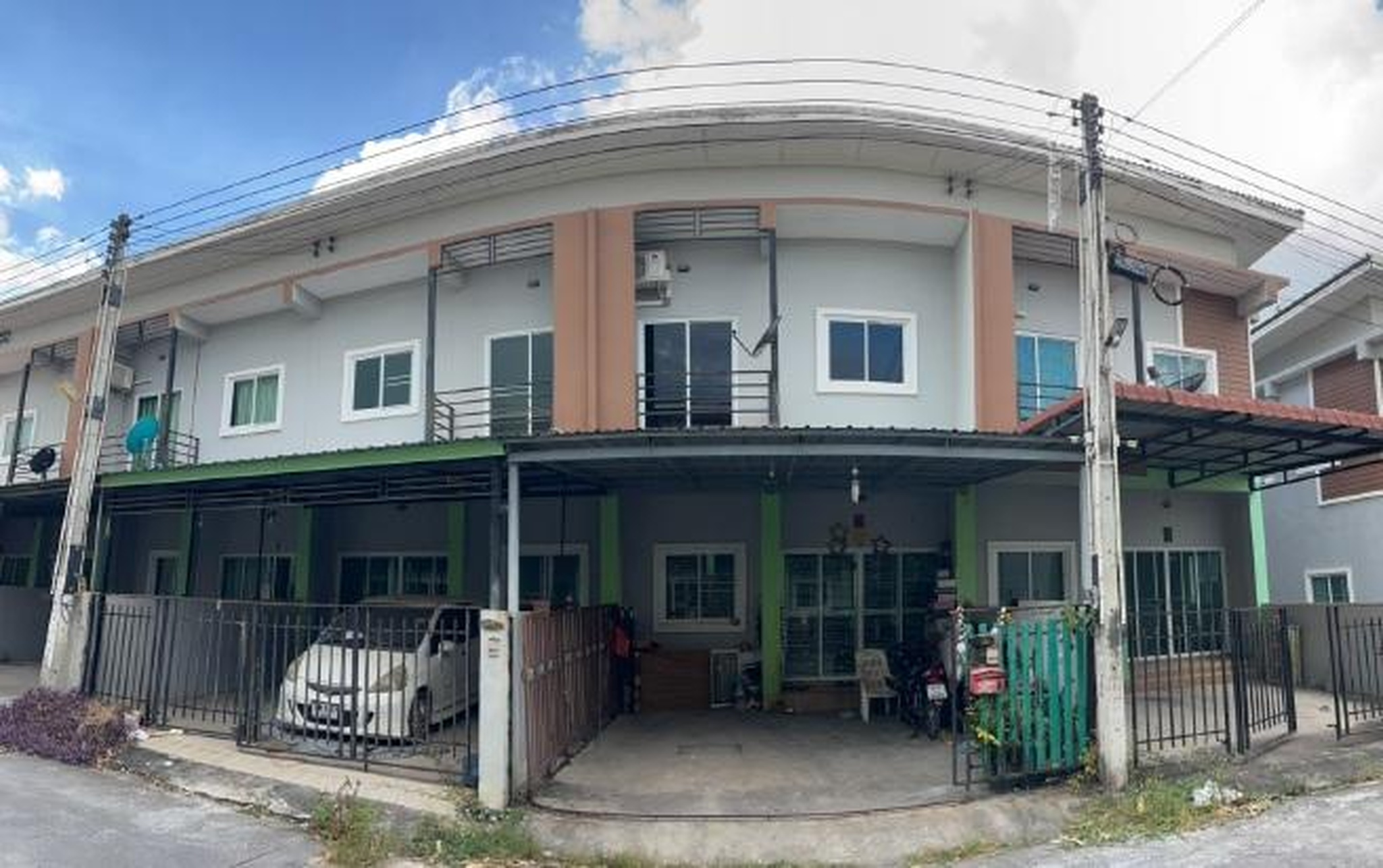 ทรัพย์สถาบันโดย GHB ทาวน์เฮาส์ จักรวาลแลนด์แอนด์เฮ้าส์ (Jakkaval Land and House)