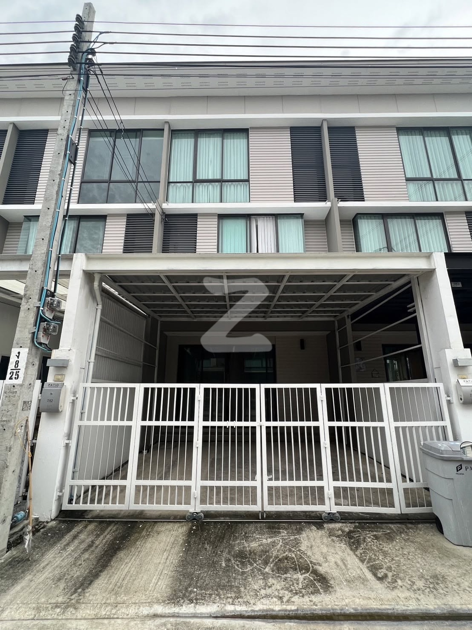 ขายทาวน์โฮม 3 ชั้น  ** หมู่บ้าน พาทิโอ รามคำแหง-วงแหวน | Patio Ramkhamhaeng-Wongwaen  ในซอยเคหะร่มเกล้า 64 : เจ้าของขายเอง (งดรับนายหน้า)