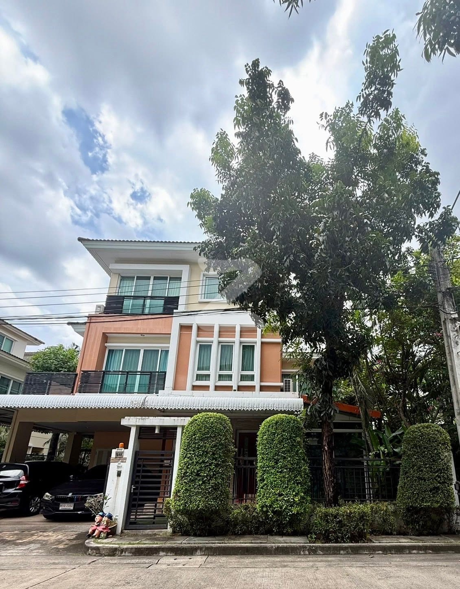 🏡 ขายด่วน ต่ำกว่าราคาประเมิน 12.6 ลบ. หลังมุม ขายบ้านเดี่ยว 3 ชั้น สวยพร้อมอยู่ ทำเลดีสุดในย่านรามอินทรา! สังคมคุณภาพ   📍 หมู่บ้านบางกอก บูเลอวาร์ด  : เจ้าของขายเอง (งดรับนายหน้า)