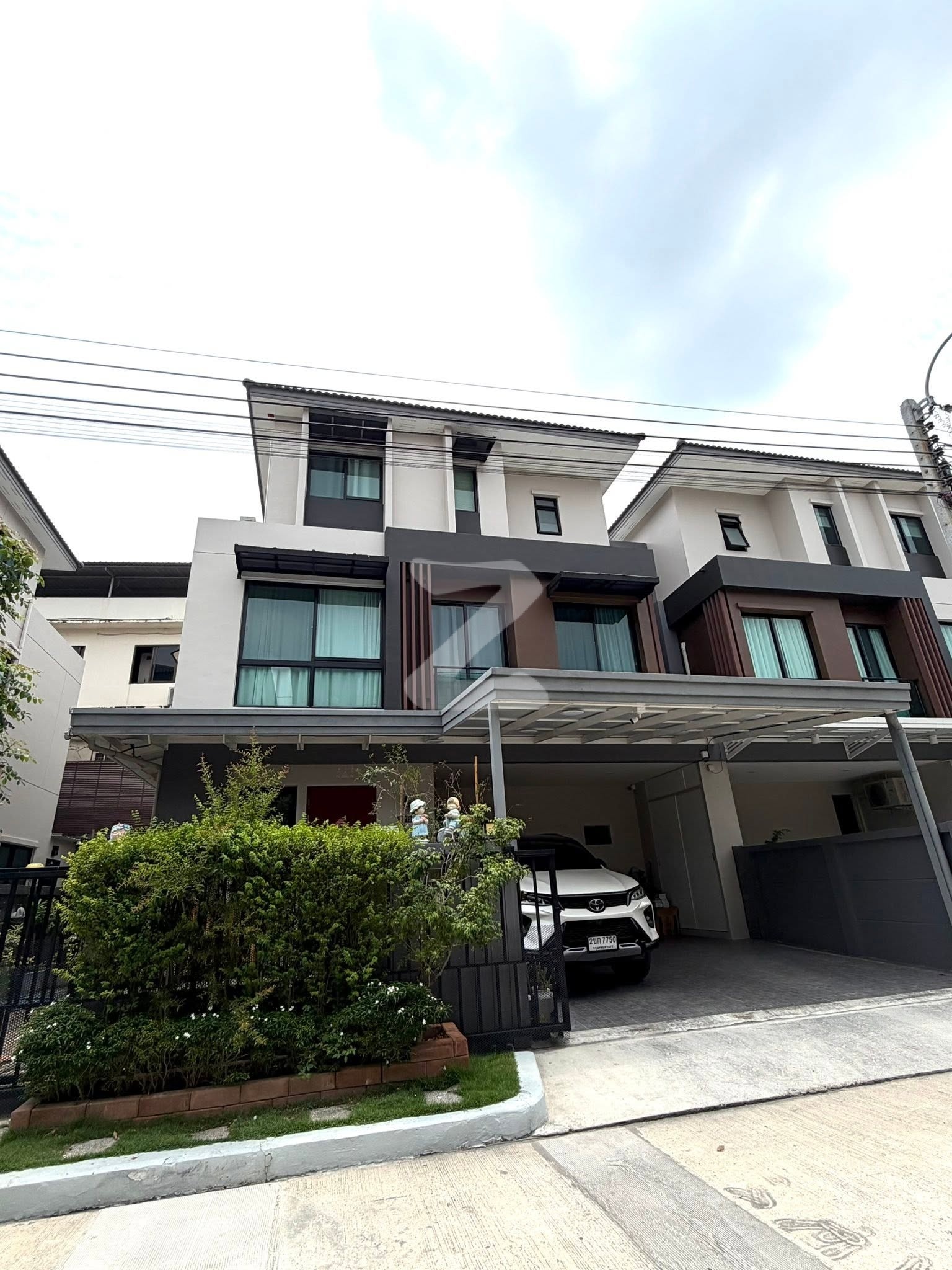 บ้านพร้อมอยู่ 🏠 ติดถนนใหญ่ เดินทางเข้าเมืองได้ในไม่กี่นาที โครงการของเซ็นทรัลพัฒนา พร้อมสิทธิพิเศษในเครือเซ็นทรัลสำหรับลูกบ้าน  : เจ้าของขายเอง (งดรับนายหน้า)