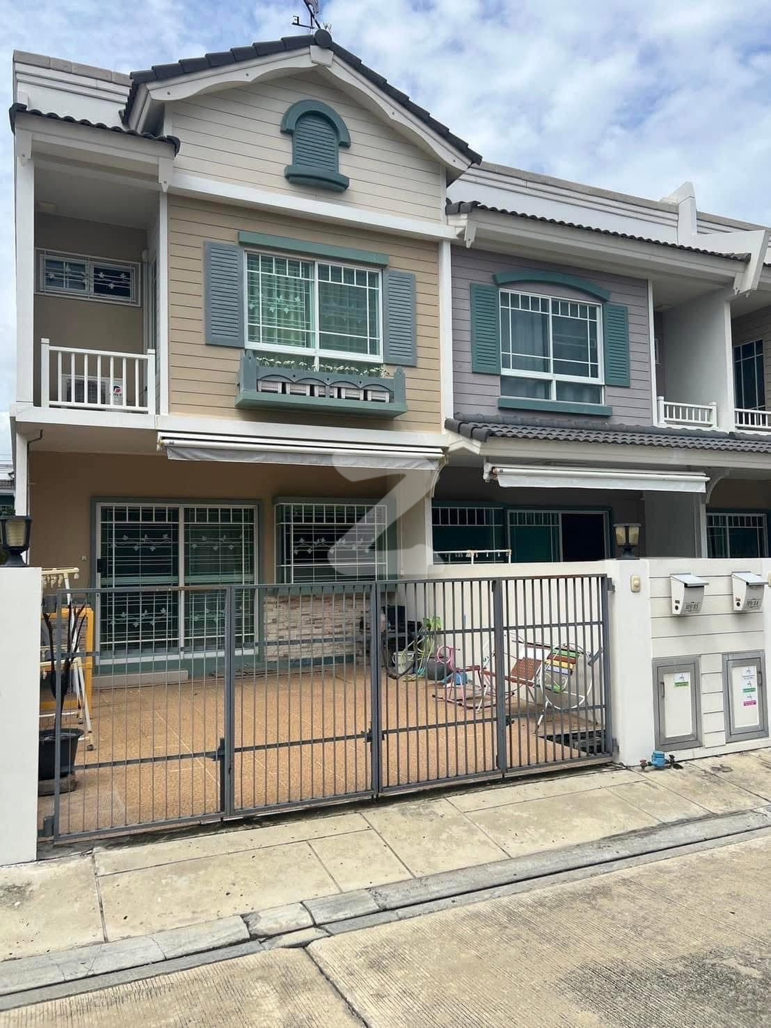 🏡 ขายบ้าน หมู่บ้านอินดี้ 2 หลังเมกะบางนา (บ้านหลังมุม) 📣 เจ้าของขายเอง ไม่ผ่านนายหน้า 💰 ราคา 4.8 ล้านบาท : เจ้าของขายเอง (งดรับนายหน้า)