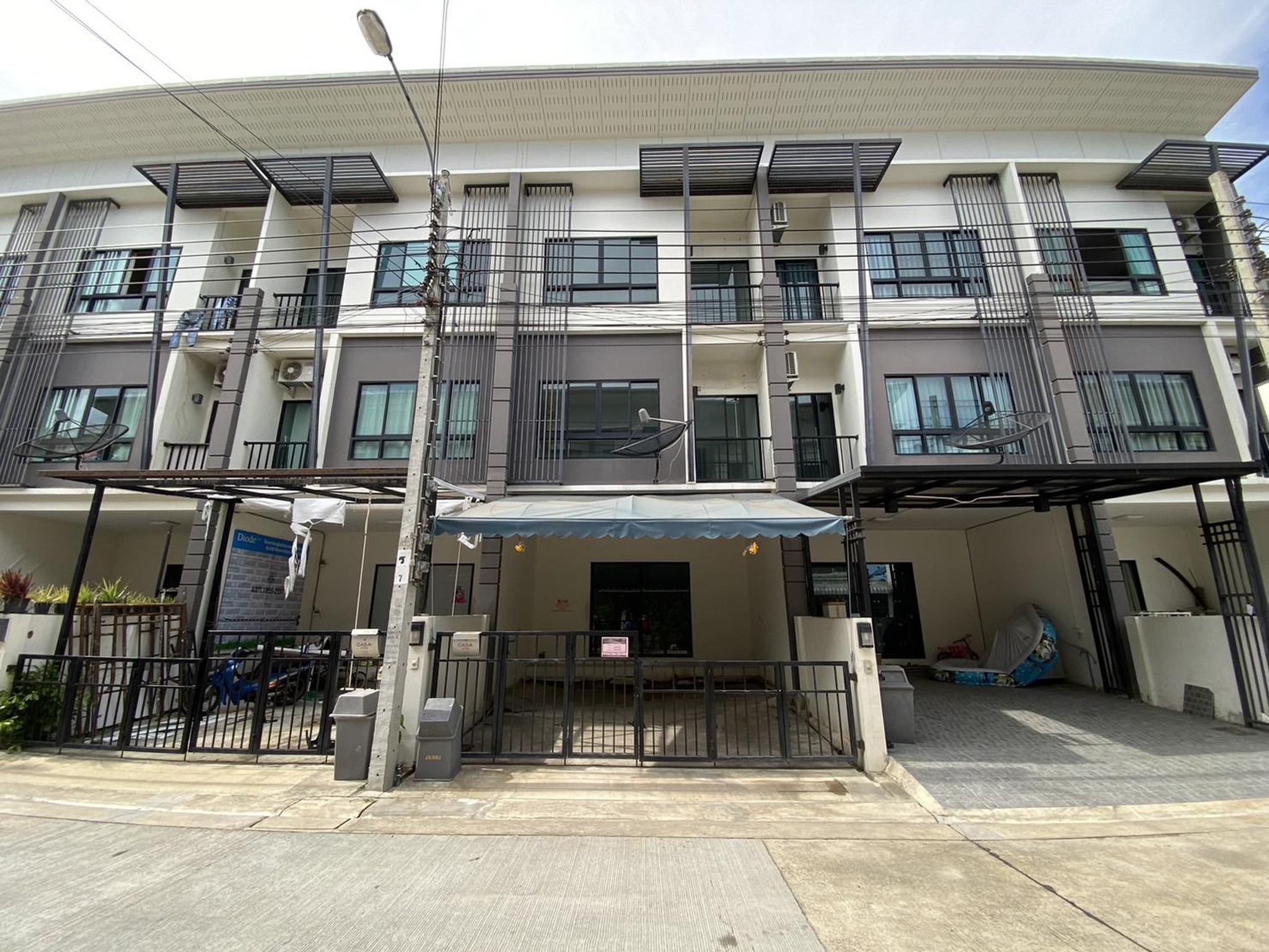 ทรัพย์สถาบันโดย อาคารสงเคราะห์ ทาวน์เฮาส์ คาซ่าซิตี้ประชาอุทิศ 90.