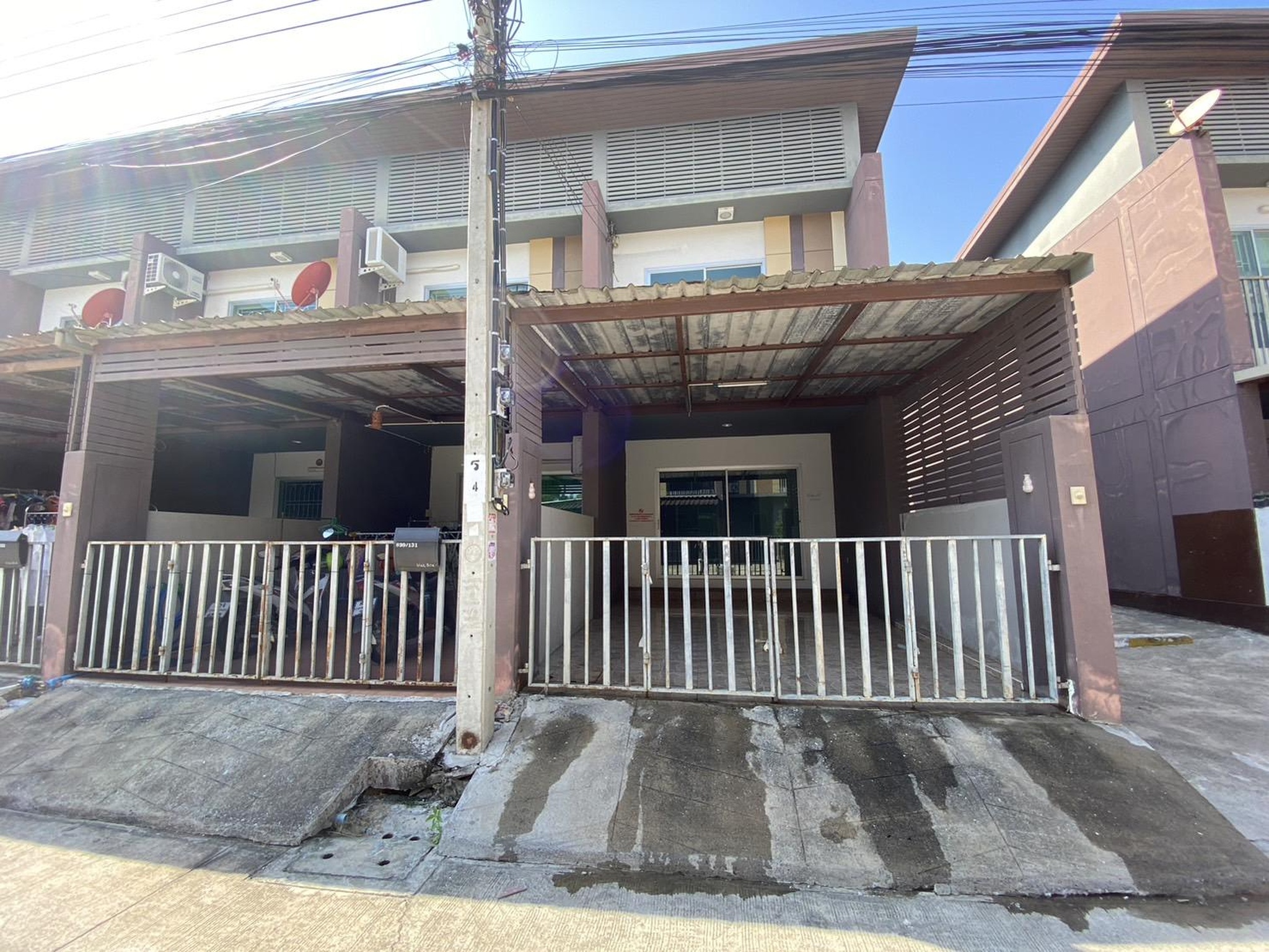 ทรัพย์สถาบันโดย อาคารสงเคราะห์ ทาวน์เฮาส์ สินนคร วิลล์ (Sinnakhon Ville)