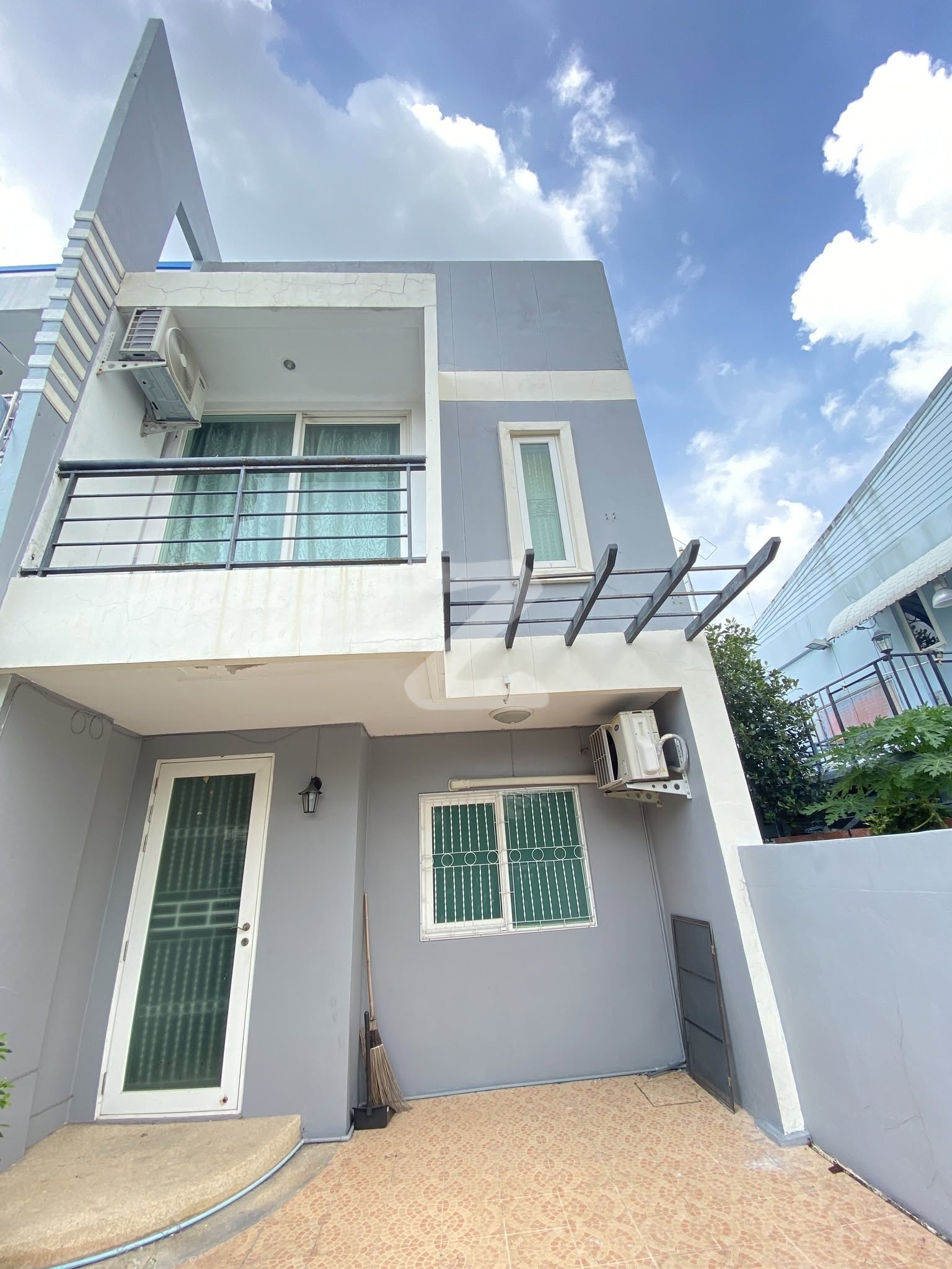 ทุบราคา ลดพิเศษ !!! บ้านทาวน์เฮ้า 2 ชั้น หลังริม สไตล์โมเดิร์น-ลอฟท์ ตรงข้ามสวนสวยเล็กๆ พร้อมเข้าอยู่ ถนนกว้าง ทำเลดี (เจ้าของขายเอง ฟรีโอน) !!! : เจ้าของขายเอง (งดรับนายหน้า)