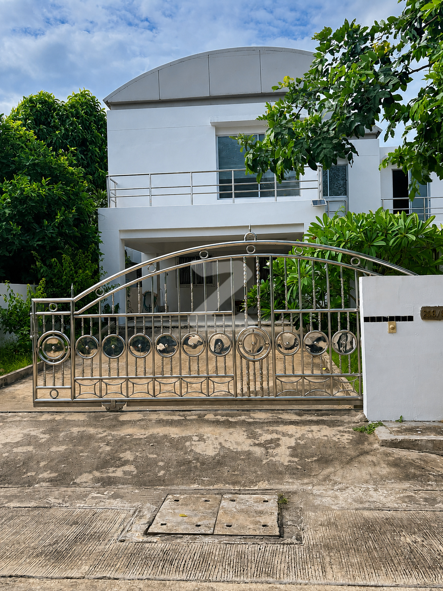 หน้าบ้านมีสวนพร้อมทีจอดรถภายในบ้าน