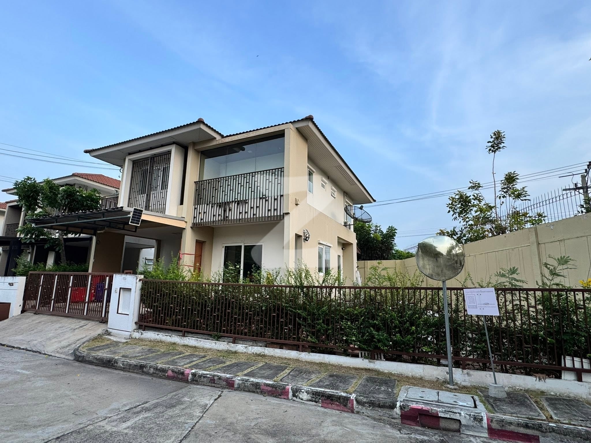 หมู่บ้านบุราสิริท่าข้าม พระราม2 ห้องนอน 4 ห้อง ห้องน้ำ3 ห้อง เนื้อที่ 61 ตรว สาธารณูปโภคในหมู่บ้าน : เจ้าของขายเอง (งดรับนายหน้า)