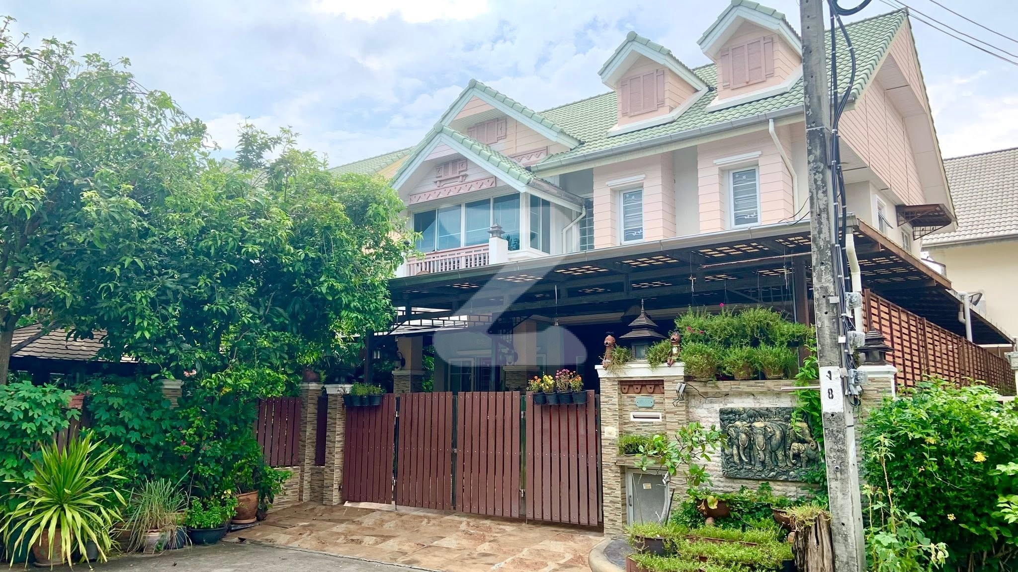 ขายบ้านเดี่ยว 2 ชั้น  ซอยรามคำแหง 190/1 ถนนรามคำแหง@ แขวงมีนบุรี เขตมีนบุรี  หมู่บ้านพาร์คเวย์ชาเล่ต์ เฟส 2  ซอยชาเล่ต์ 36/2 ใกล้สนามเด็กเล่น : เจ้าของขายเอง (งดรับนายหน้า)
