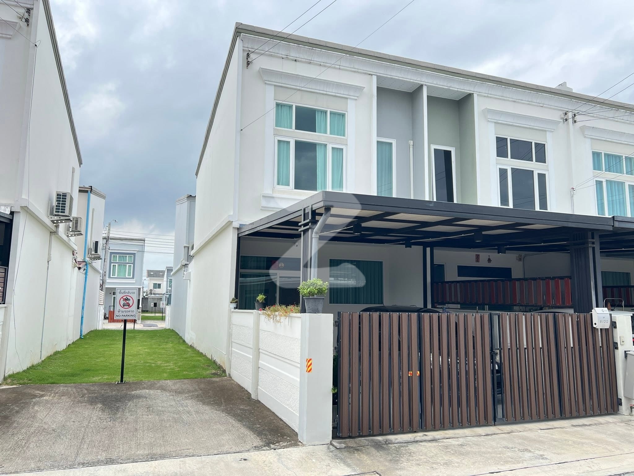 ทาวน์โฮม กัสโต้ เพชรเกษม - ทวีวัฒนา โครงการน่าอยู่ในเครือ Q House ใกล้ตลาดสนามหลวง 2 ตลาดเวิลด์มาร์เก็ต : เจ้าของขายเอง (งดรับนายหน้า)
