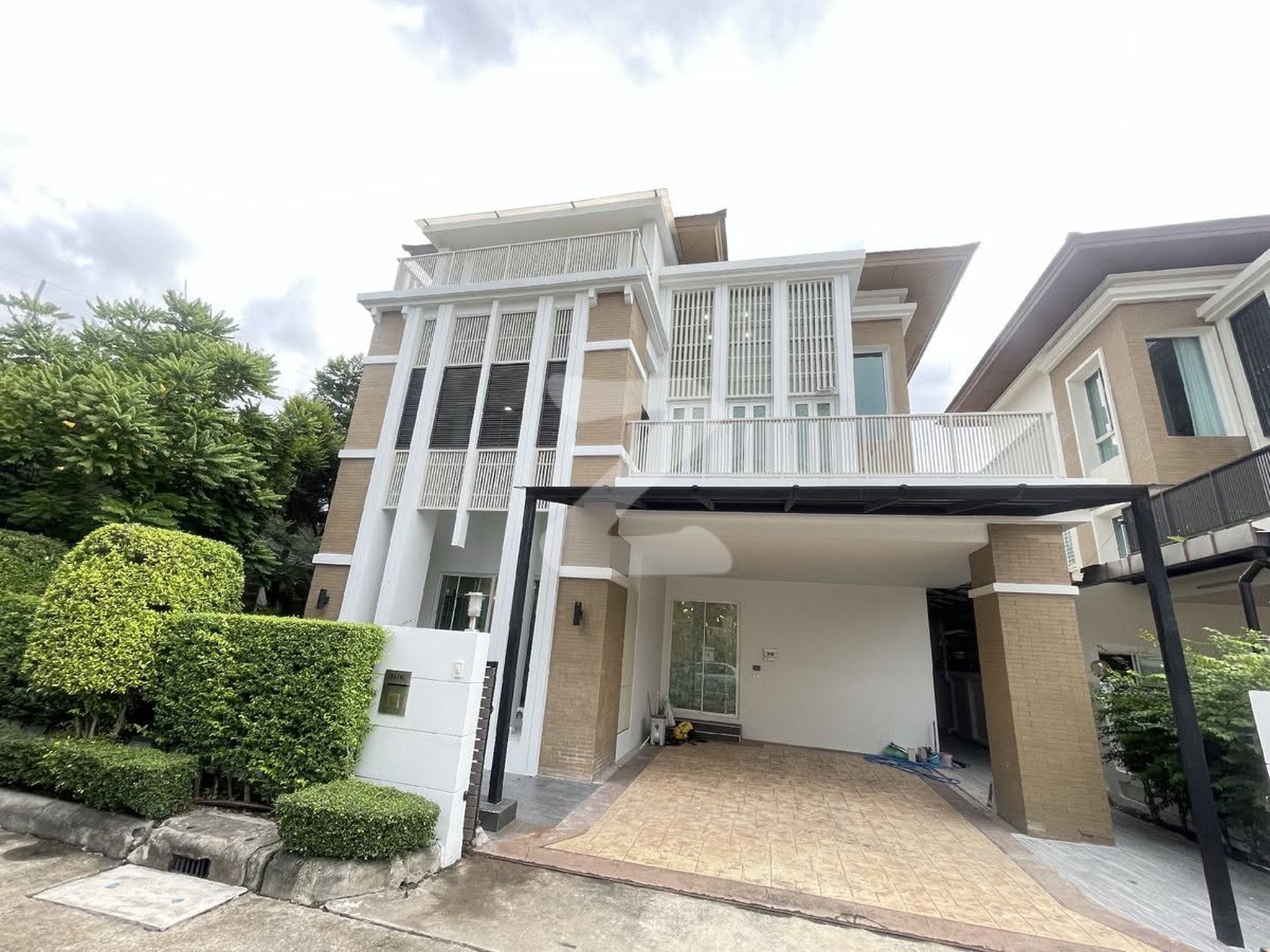 ขายบ้านเดี่ยว 3 ช้้น ตกแต่งใหม่ เนื้อที่ 74 ตรว พื้นที่ใช้ส่อย 370 ตรม หมู่บ้าน กลางกรุง เดอะนิช รัชวิภา AP ใกล้สถานีรถไฟฟ้าจตุจักร  สายสีแดง : เจ้าของให้เช่าเอง (งดรับนายหน้า)