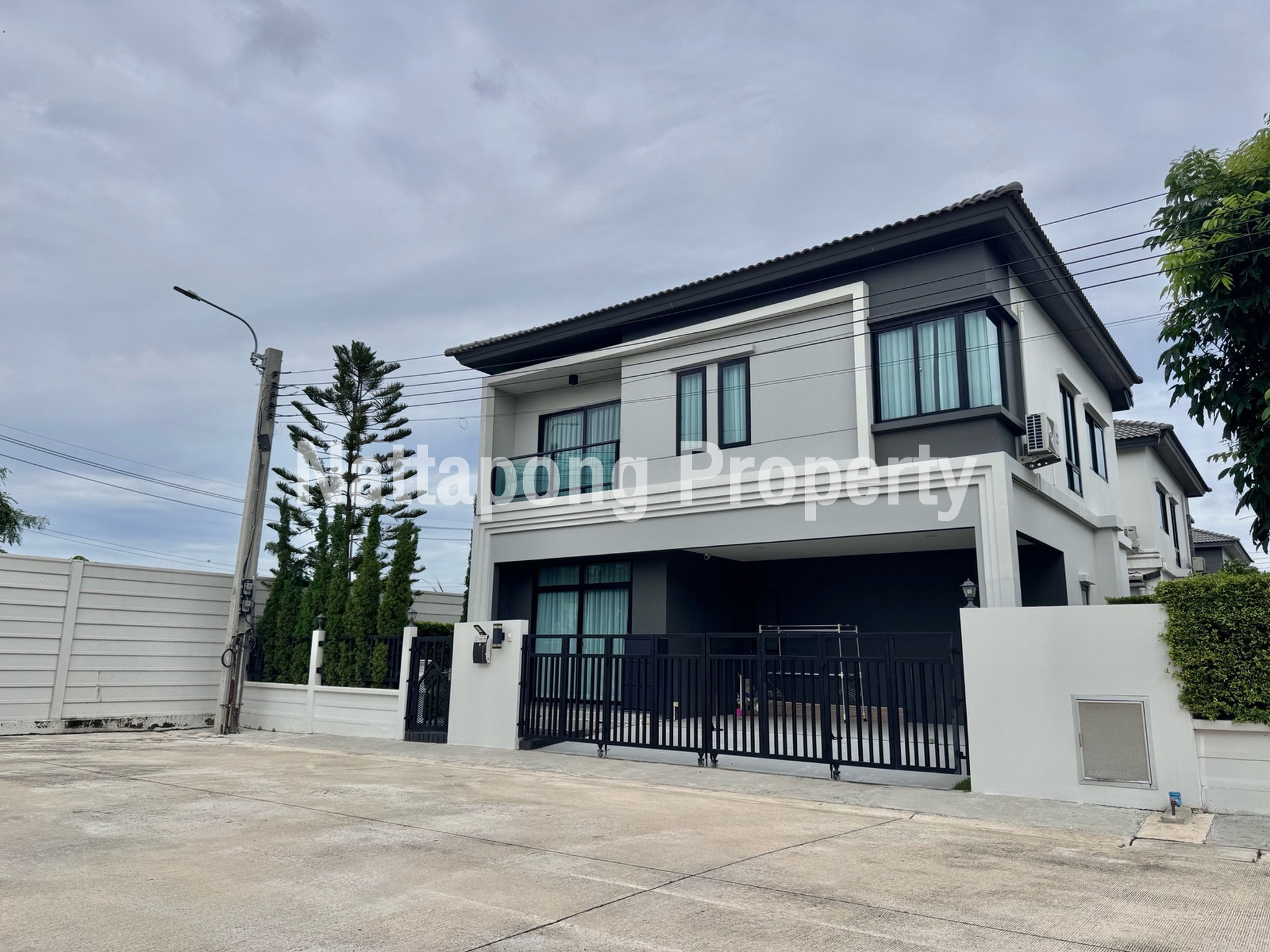 ขายบ้านเดี่ยว แปลงมุม มีพื้นที่ 4 ห้องนอน 3 ห้องน้ำ หมู่บ้านแกรนด์บริทาเนีย วงแหวน-รามอินทรา ใกล้ Fashion Island  : เจ้าของขายเอง (งดรับนายหน้า)