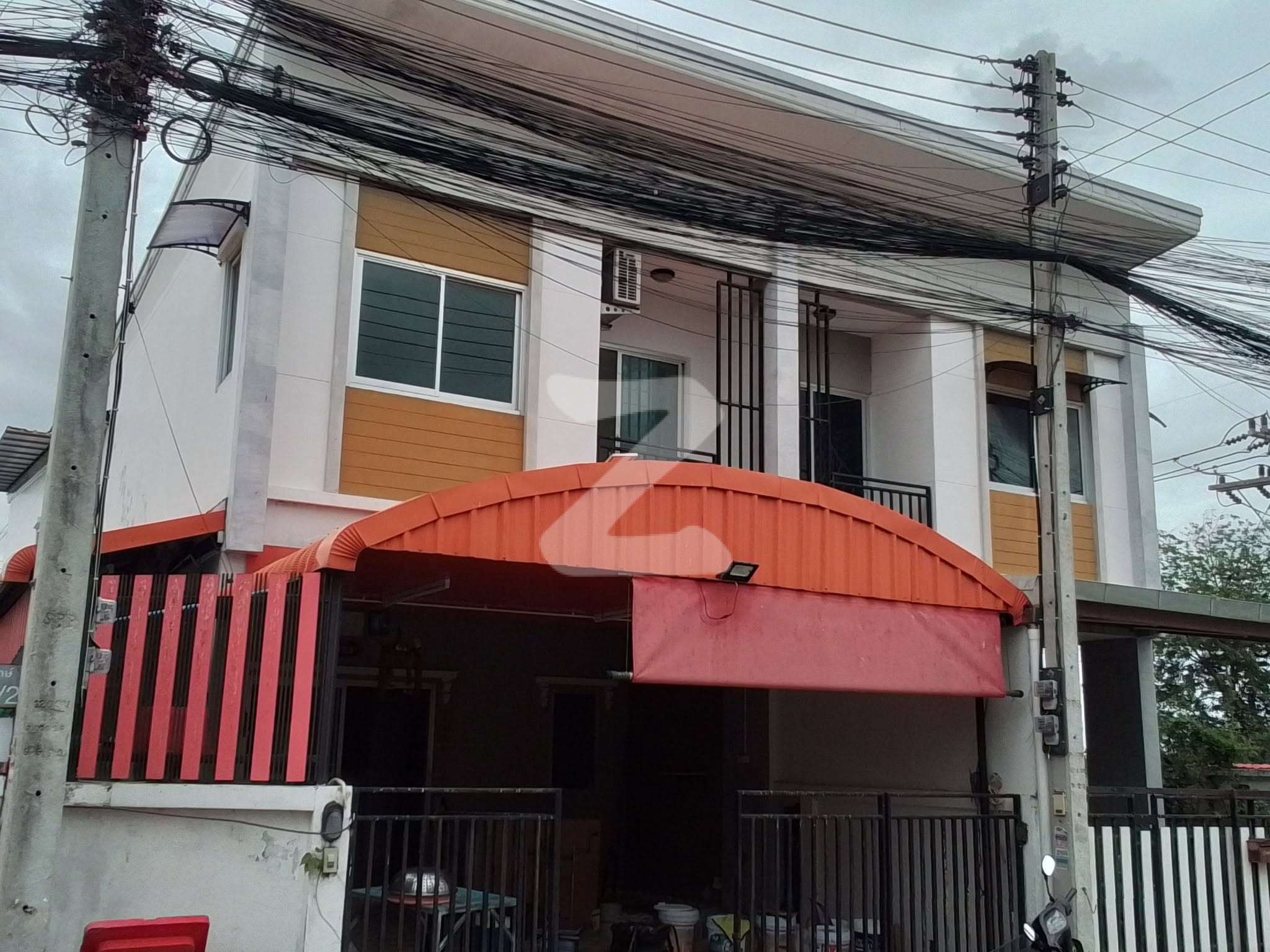 ขายด่วน ถูกสุดในโครงการ บ้านสองขั้น. สองห้องนอน สองห้องน้ำ บนที่ดิน 23.9 ตรว                              : เจ้าของขายเอง (งดรับนายหน้า)