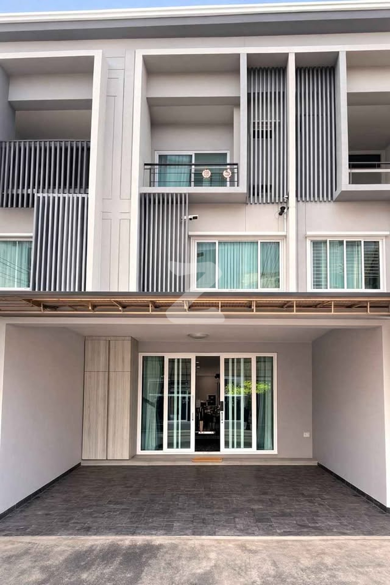 **เจ้าของขายเอง** บ้านโชนด้านหน้าโครงการ ไม่มีบ้านตรงข้าม (ราคาต่อรองได้) โครงการ ดิ เอ็กซ์คลูซีฟ รัชดา​วงศ​สว่าง​             : เจ้าของขายเอง (งดรับนายหน้า)
