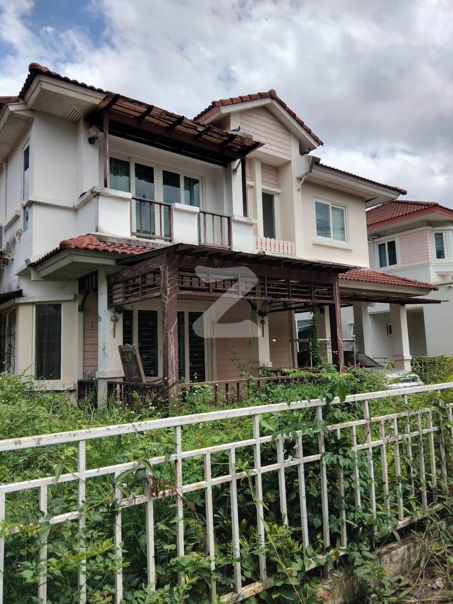 ประกาศขายบ้านครับเจ้าของขายเอง บ้านเดี่ยว 2 ชั้นอยู่ในโครงการชลลดาหมู่บ้านแลนด์แอนด์เฮ้าส์  เส้นเชียงใหม่แม่โจ้ เนื่องจากบ้านหลังนี้ไม่มีคนอยู่แล้ว เล : เจ้าของขายเอง (งดรับนายหน้า)