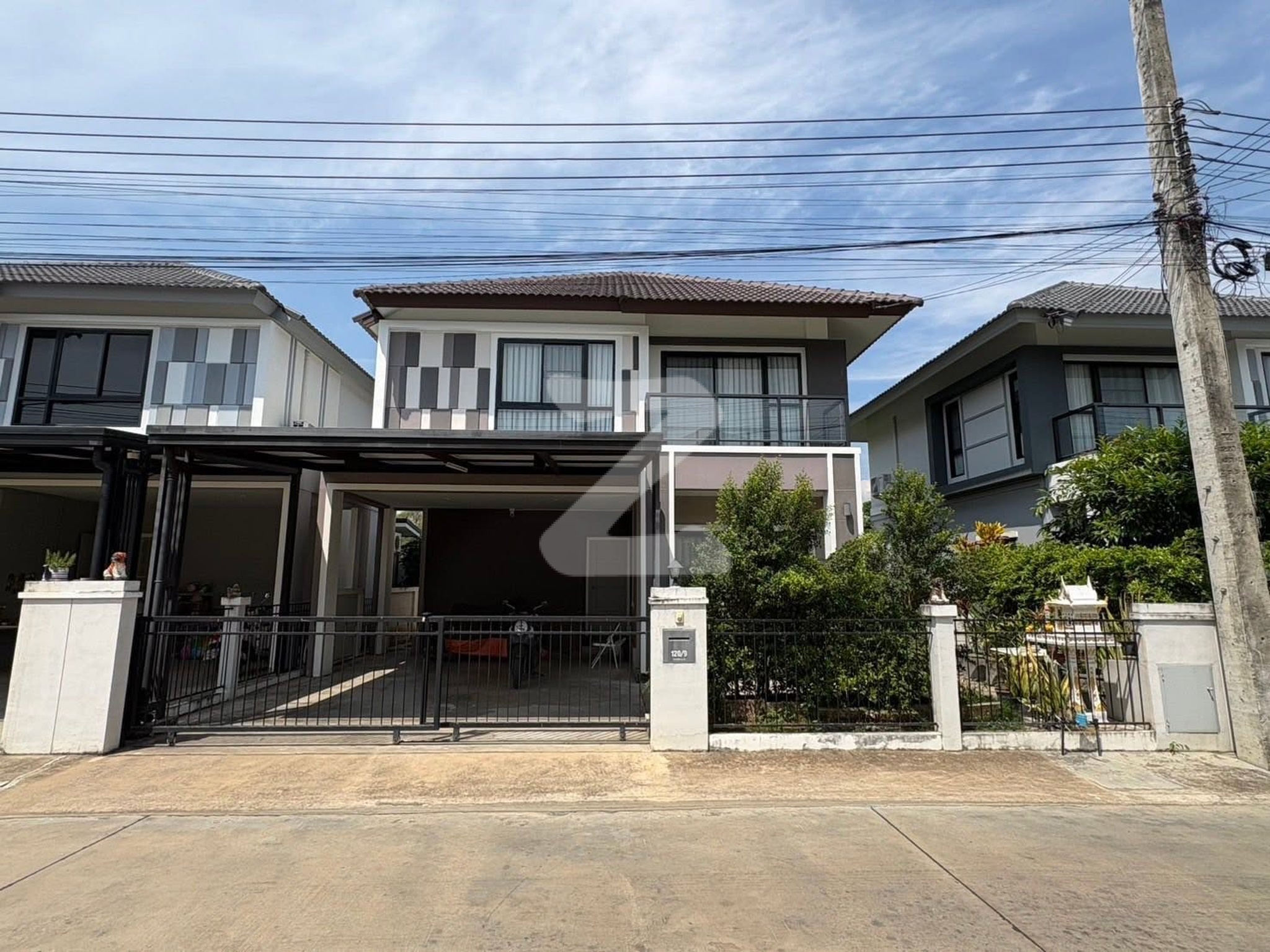 (ขาย)>>หมูบ้านกาญจน์กนกวิลล์ 24 เยื้อง ร.พ นครพิงค์ อายุบ้าน 4ปี 5เดือน (โฉนดครุตแดงไม่ติดจำนอง) : เจ้าของขายเอง (งดรับนายหน้า)
