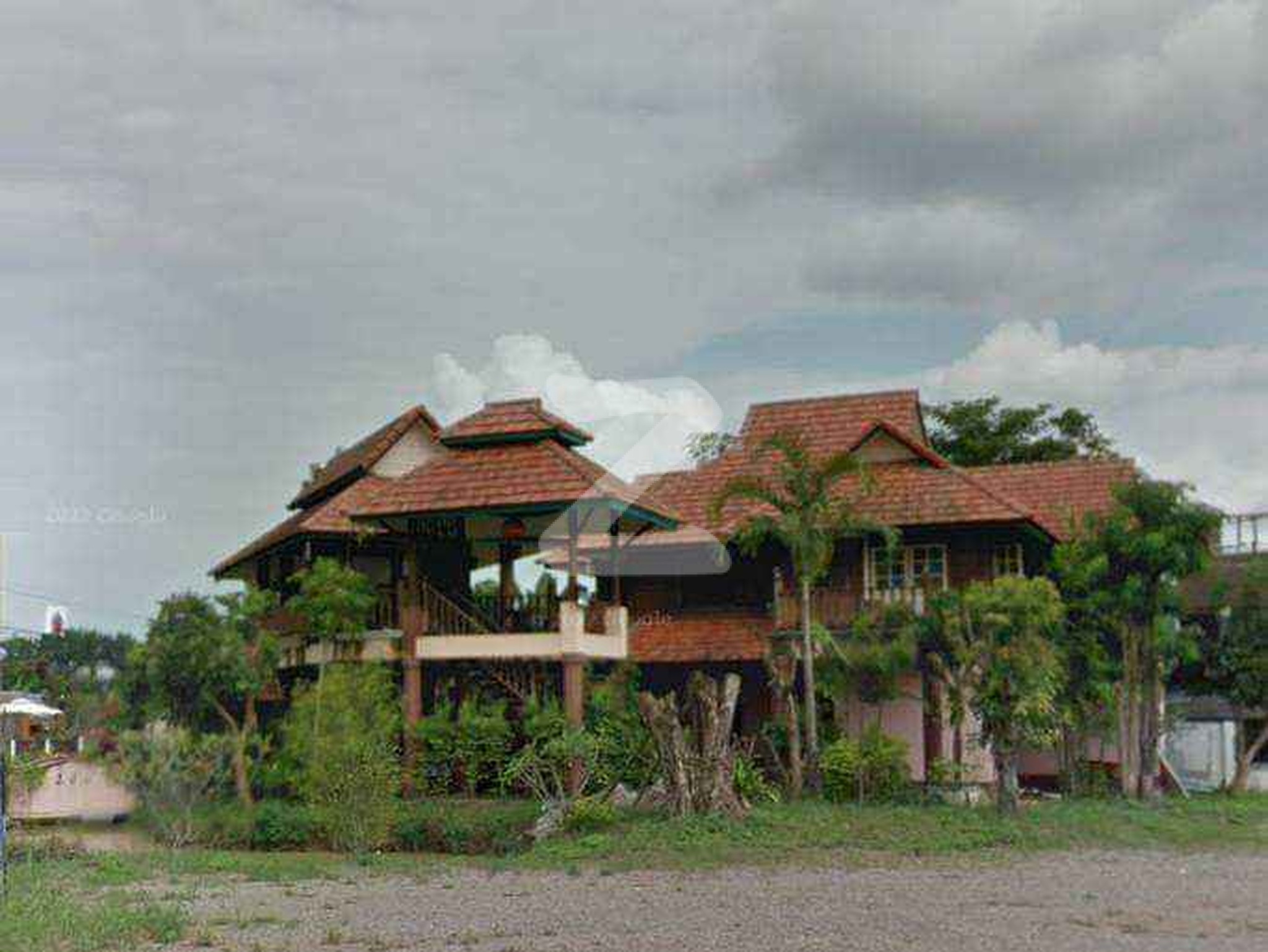 บ้าน 2 ชั้น สไตล์ ล้านนา ใจกลางเมือง ใกล้โรบินสัน เซ็นทรัลแอร์พอต ใกล้สนามบิน และคูเมือง ทำเลใจกลางตัวเมือง : เจ้าของให้เช่าเอง