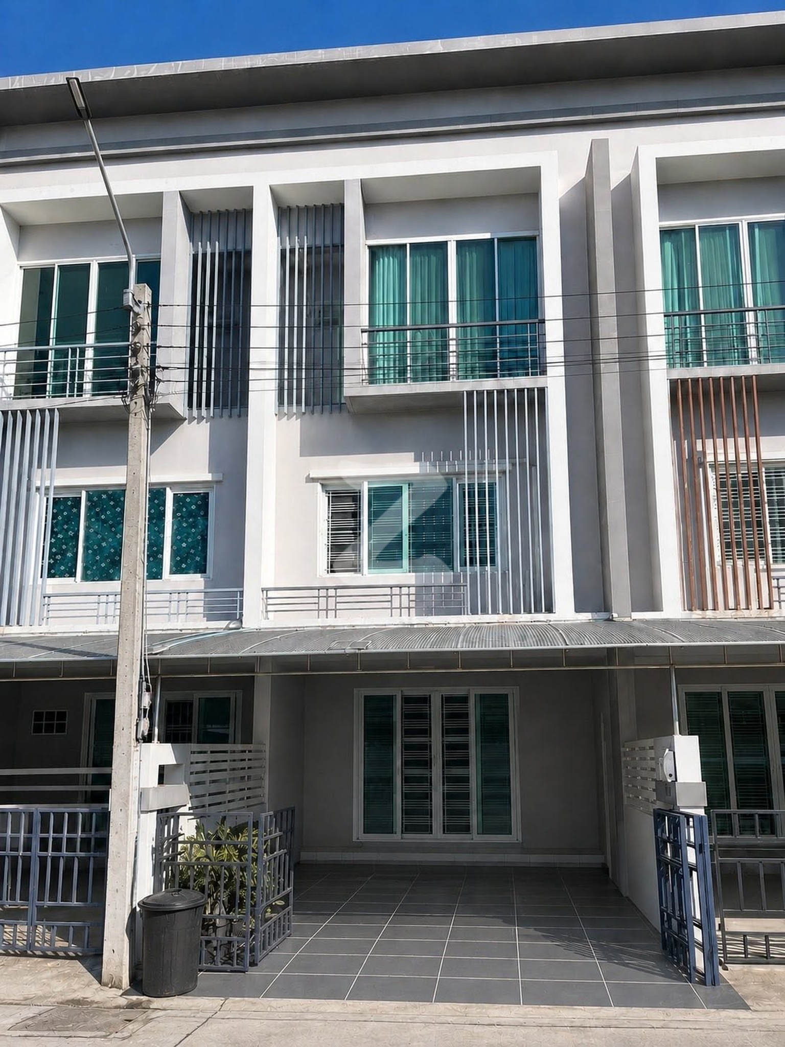 **เจ้าของขายเอง** บ้านโชนด้านหน้าโครงการ ไม่มีบ้านตรงข้าม (ราคาต่อรองได้) โครงการ ดิ เอ็กซ์คลูซีฟ แคราย-งามวงศ์วาน : เจ้าของขายเอง (งดรับนายหน้า)