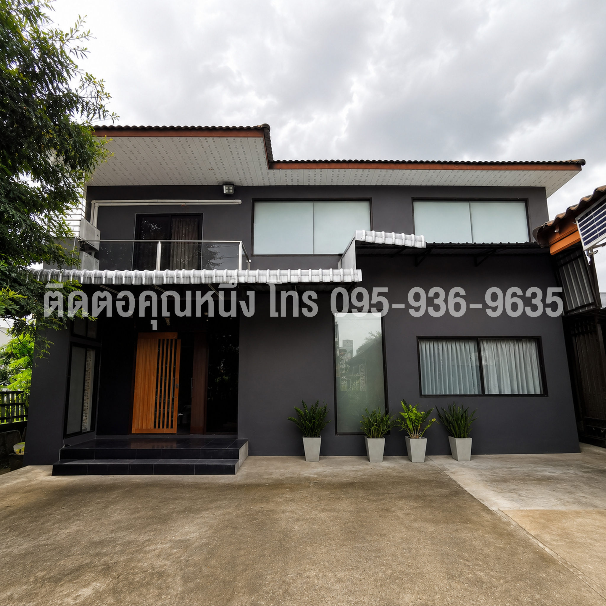 ภาพด้านหน้าของตัวบ้าน