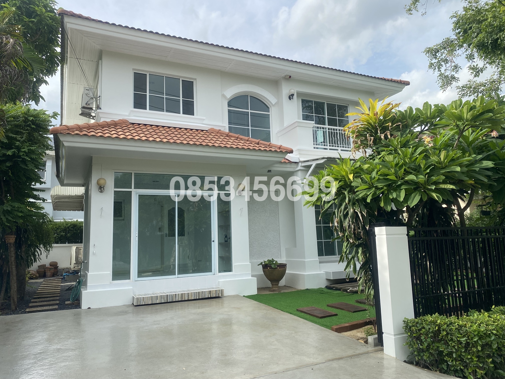 บ้านเดี่ยวรีโนเวทใหม่`ติดวอลล์เปเปอร์ทั้งหลัง สวยหรู ติดถนนเมน สวนข้างบ้านร่มรื่น รับลมเย็นสบายทั้งปี ทำเลทองใกล้สนามบิน สถานศึกษา นิคมฯ และ รพ.  : เจ้าของขายเอง