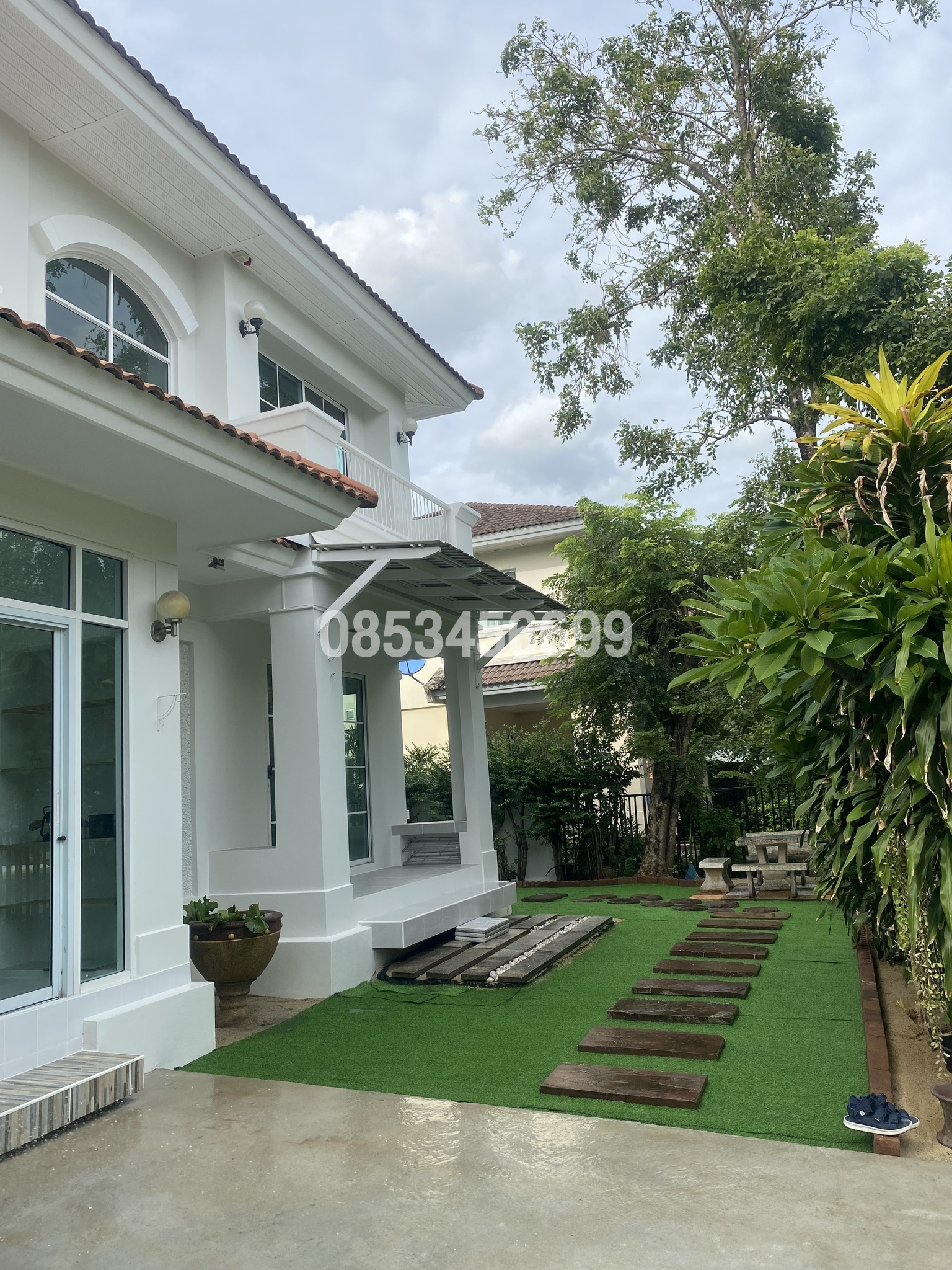 บ้านเดี่ยวรีโนเวทใหม่`ติดวอลล์เปเปอร์ทั้งหลัง สวยหรู ติดถนนเมน สวนข้างบ้านร่มรื่น รับลมเย็นสบายทั้งปี ทำเลทองใกล้สนามบิน สถานศึกษา นิคมฯ และ รพ.  : เจ้าของให้เช่าเอง
