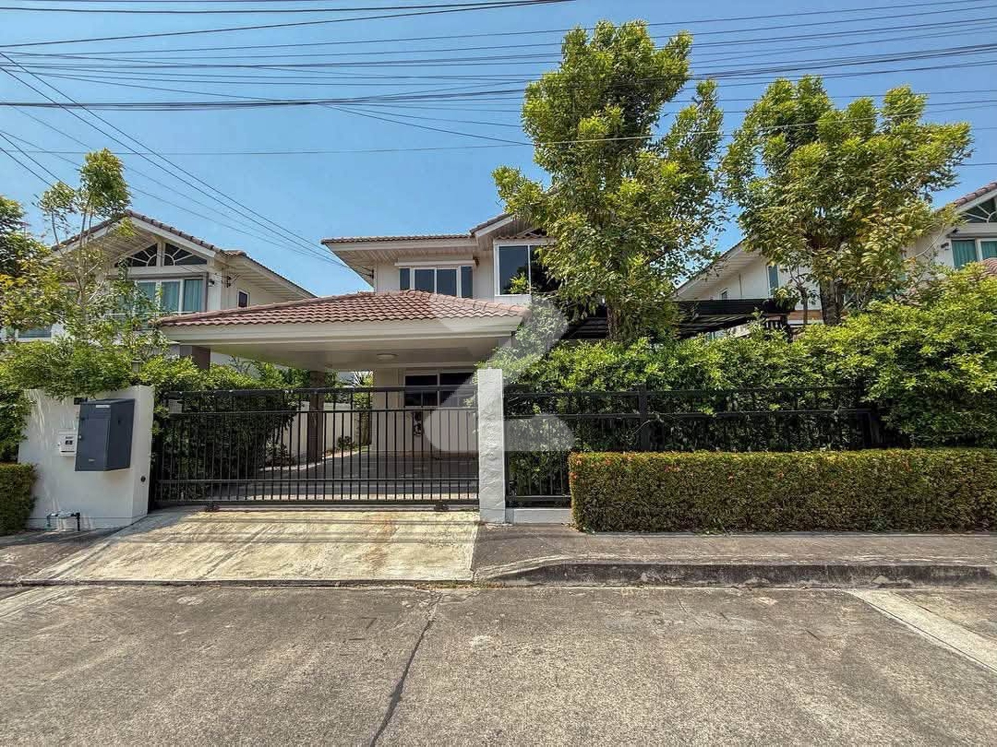 ขายบ้านเดี่ยวรีโนเวทใหม่เอี่ยม สภาพมือหนึ่ง  เจ้าของขายเองเพื่อไปเรียนต่อต่างประเทศ สภาพใหม่กริบ แทบไม่เคยเข้าอยู่ รีโนเวทจัดเต็มและต่อเติมฟังก์ช : เจ้าของขายเอง (งดรับนายหน้า)