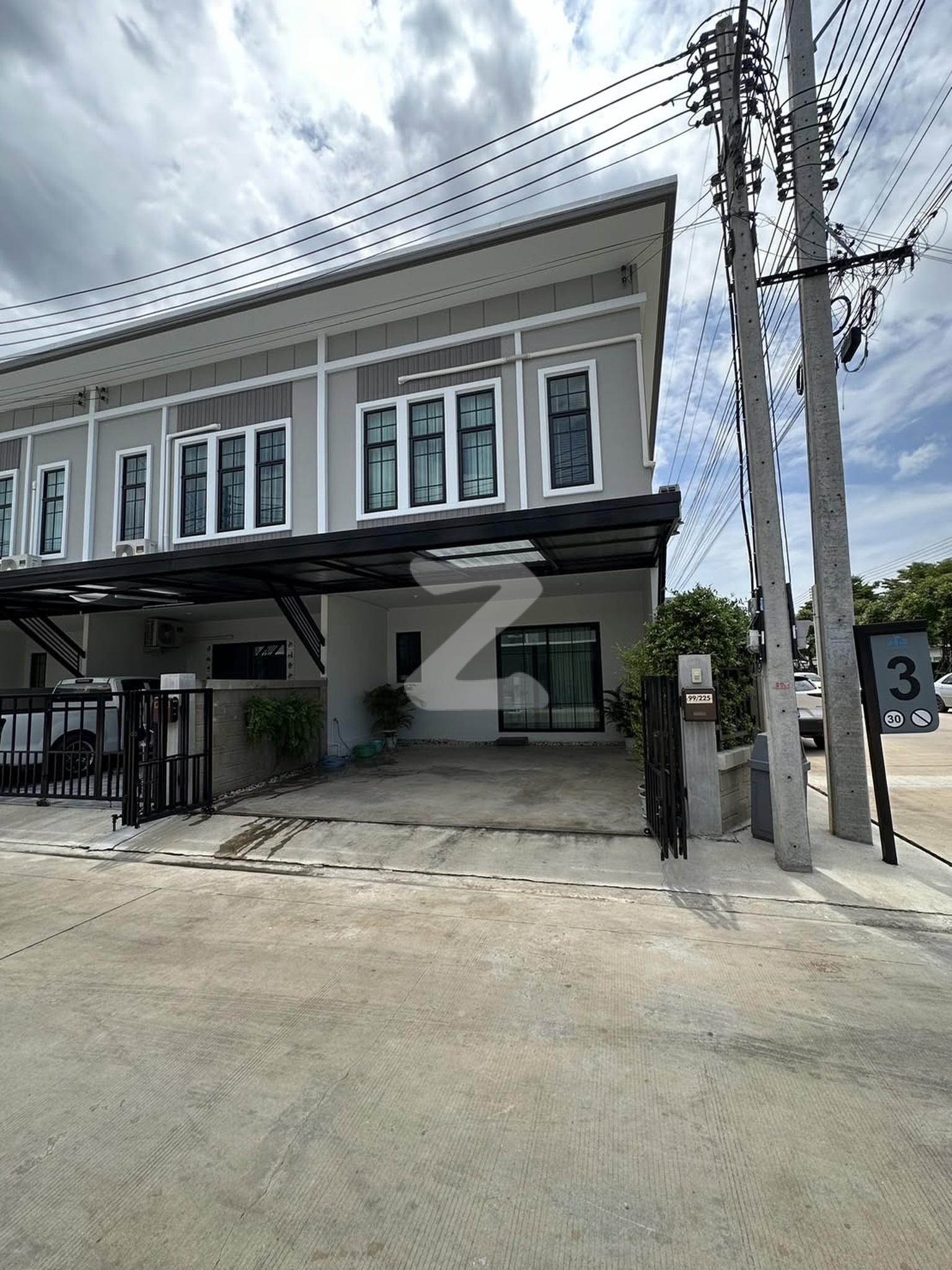 ทาวเฮ้าล์ 2 ชั้นพร้อมเข้าอยู่ โครงการหมู่บ้านฉัตรหลวง 17 เลขที่ 99/225 คลองสาม ปทุมธานี  : เจ้าของให้เช่าเอง (งดรับนายหน้า)