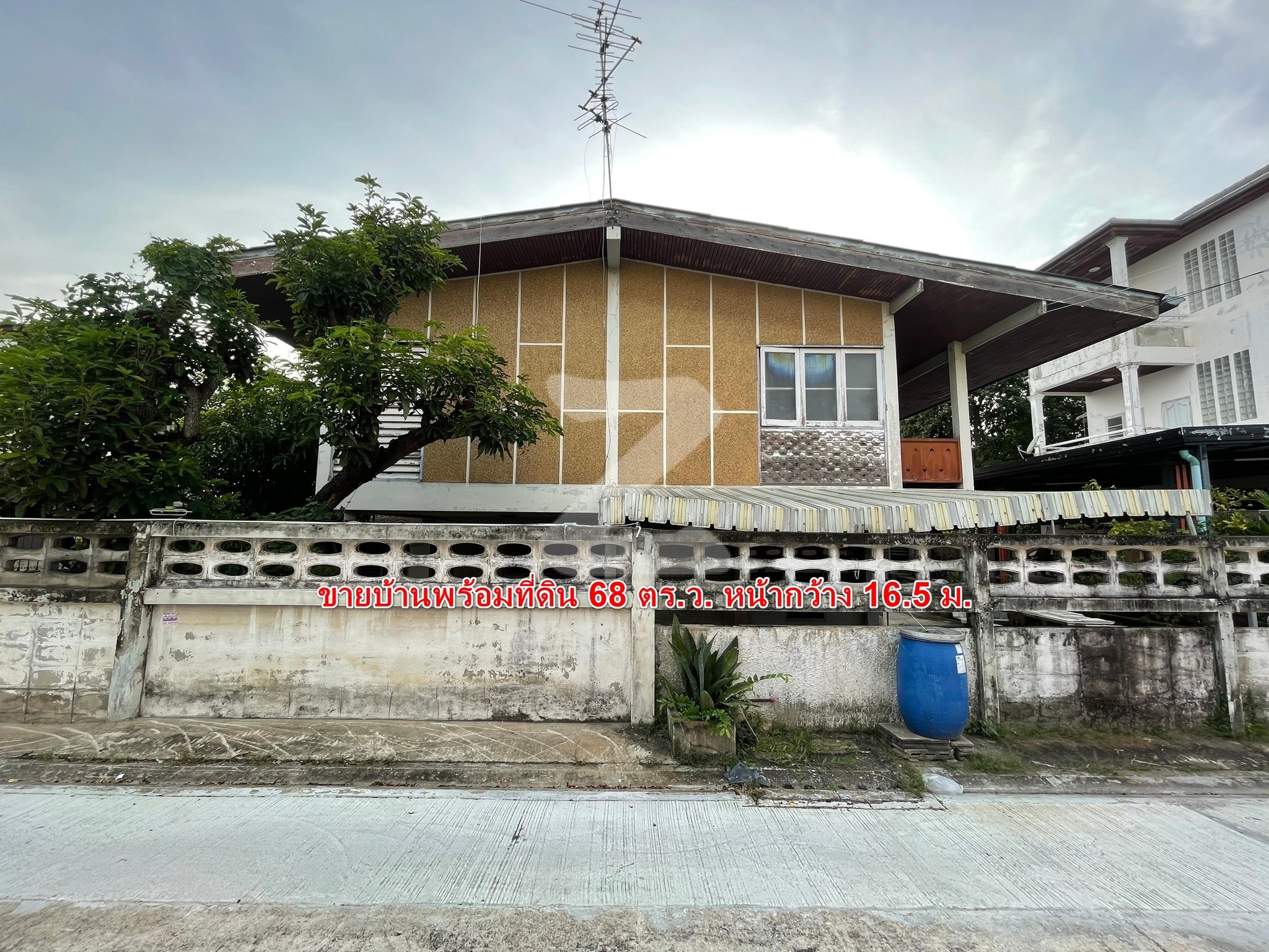 ขายบ้านเก่าพร้อมที่ดิน ซอยจรัญสนิทวงศ์69แยก18 ขนาด 68 ตร.วา  กว้าง 16.5 ม. ลึก 17 ม. หน้าบ้านหันหน้าไปทางทิศตะวันออก ห่างถนนใหญ่(สิรินธร) 400 ม. : เจ้าของขายเอง