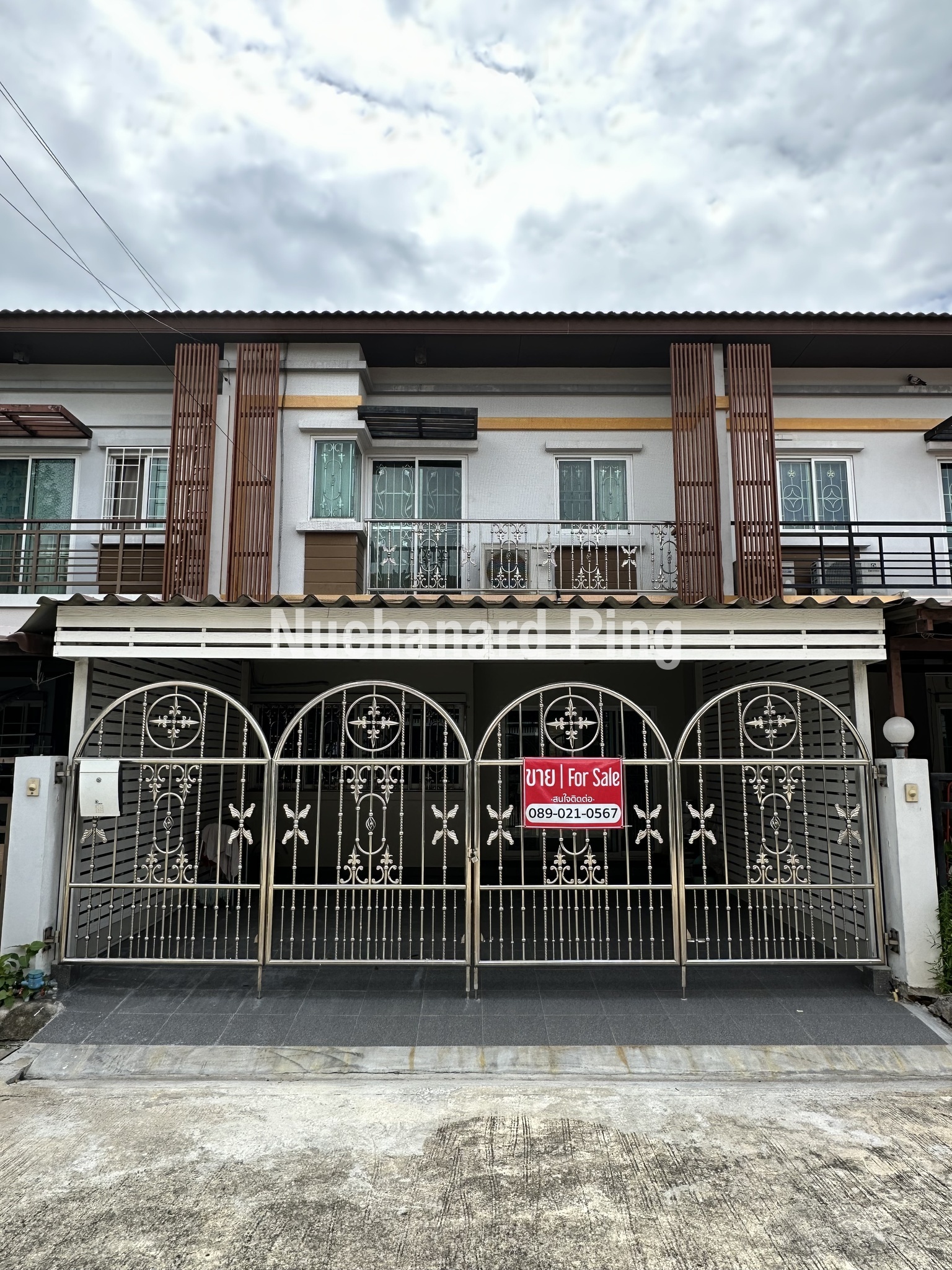 หน้าบ้านทำใหม่ จอดรถได้ 2 คน