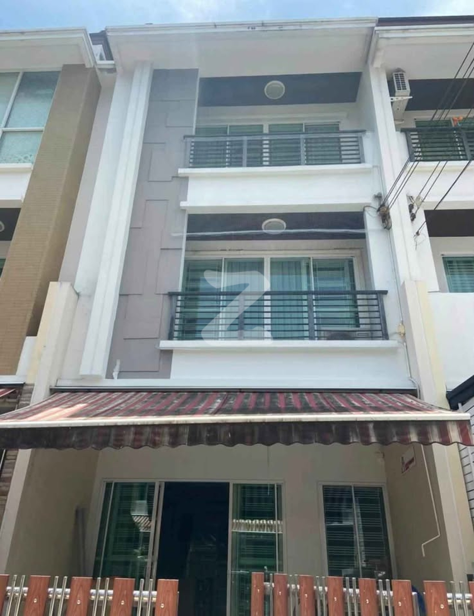 33,000 บาท/เดือน — ให้เช่า ทาวน์โฮม 3 ชั้น บ้านกลางเมือง สาทร–ตากสิน 2 ทำเลดี ใกล้ BTS วุฒากาศ เพียงประมาณ 800 เมตร | น้ำไม่ท่วม | พร้อมเข้าอยู่ : เจ้าของให้เช่าเอง (งดรับนายหน้า)