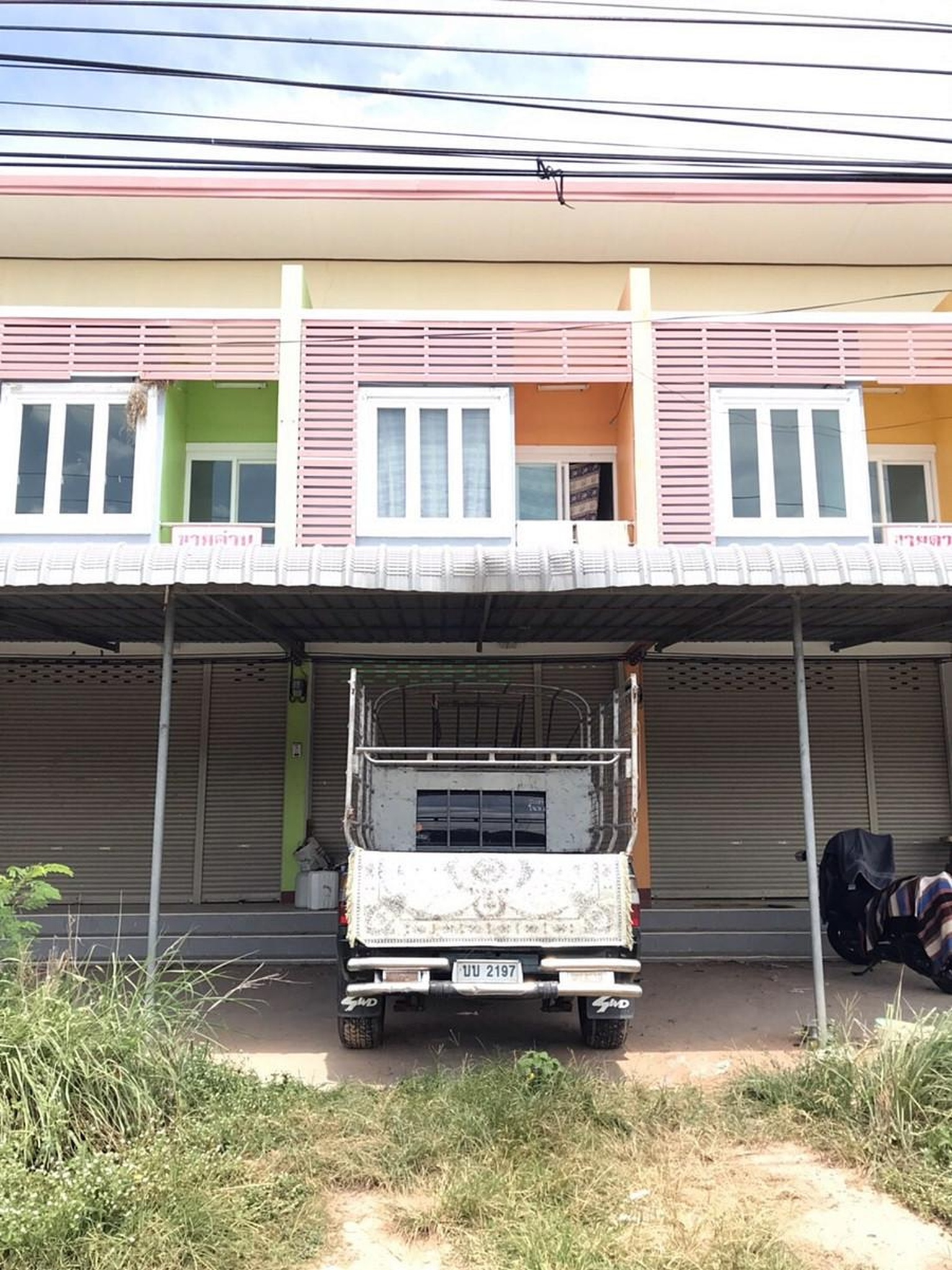 ทรัพย์สถาบันโดย ตึกแถว-อาคารพาณิชย์