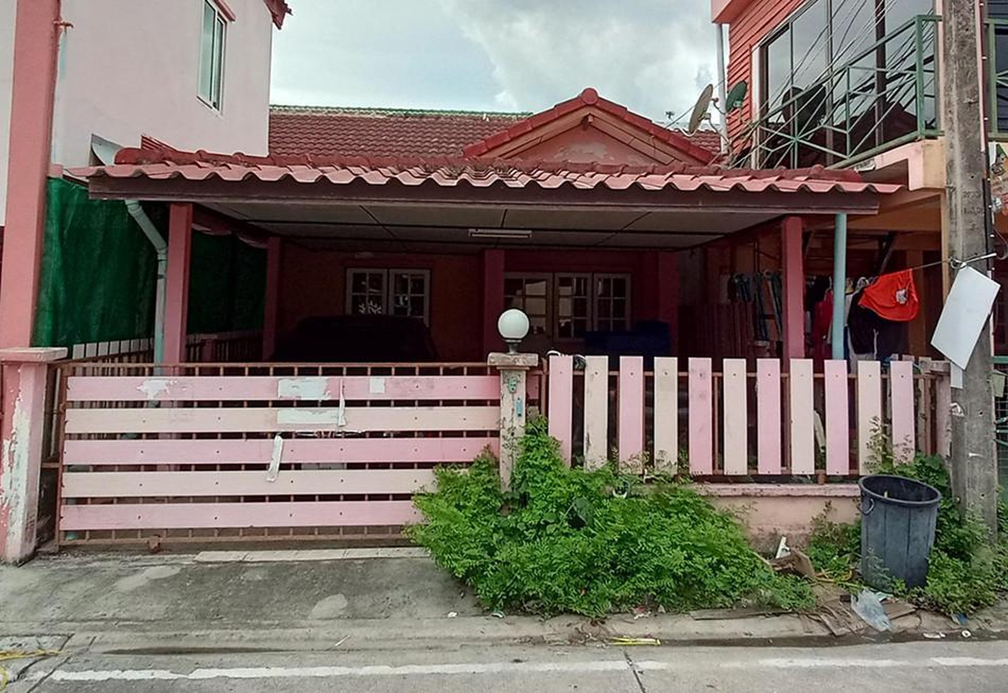 ทรัพย์สถาบันโดย อาคารสงเคราะห์ ทาวน์เฮาส์ เจริญนาน.