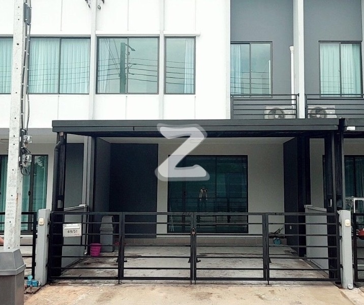 หน้าบ้านมีหลังคากันสาด สามารถจอดรถได้ 2 คัน จอดหน้าบ้านได้ 1 คัน